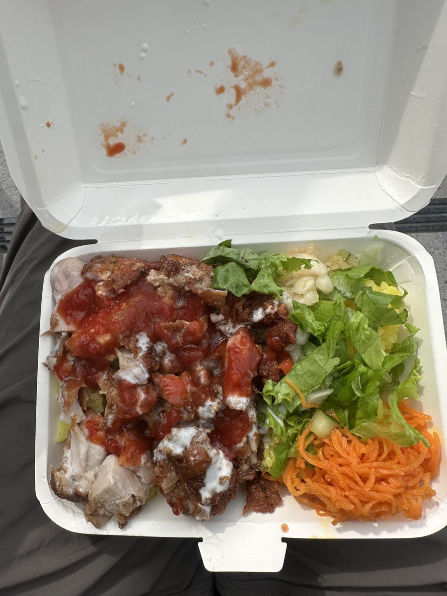 gamiko_sn's tweet photo. まだ肉チョモ大決戦の余韻が…
チキンオーバーライスが美味しかった🐔

ECHOES東京、横浜参戦予定なので、現場一緒の人会おうね🥺

誰でも大歓迎ですからね…
ノリはいい方だと思ってるので… https://t.co/OoIm0t3TIe