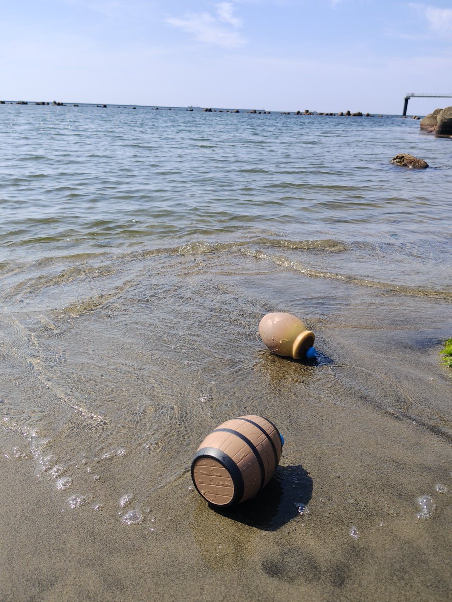 talking_barrel's tweet photo. 33℃もあれば海に来ますよ。

危うく流されそうなタルさん、ツボさんでした。

×ぢゃ https://t.co/cgRGuX0igU