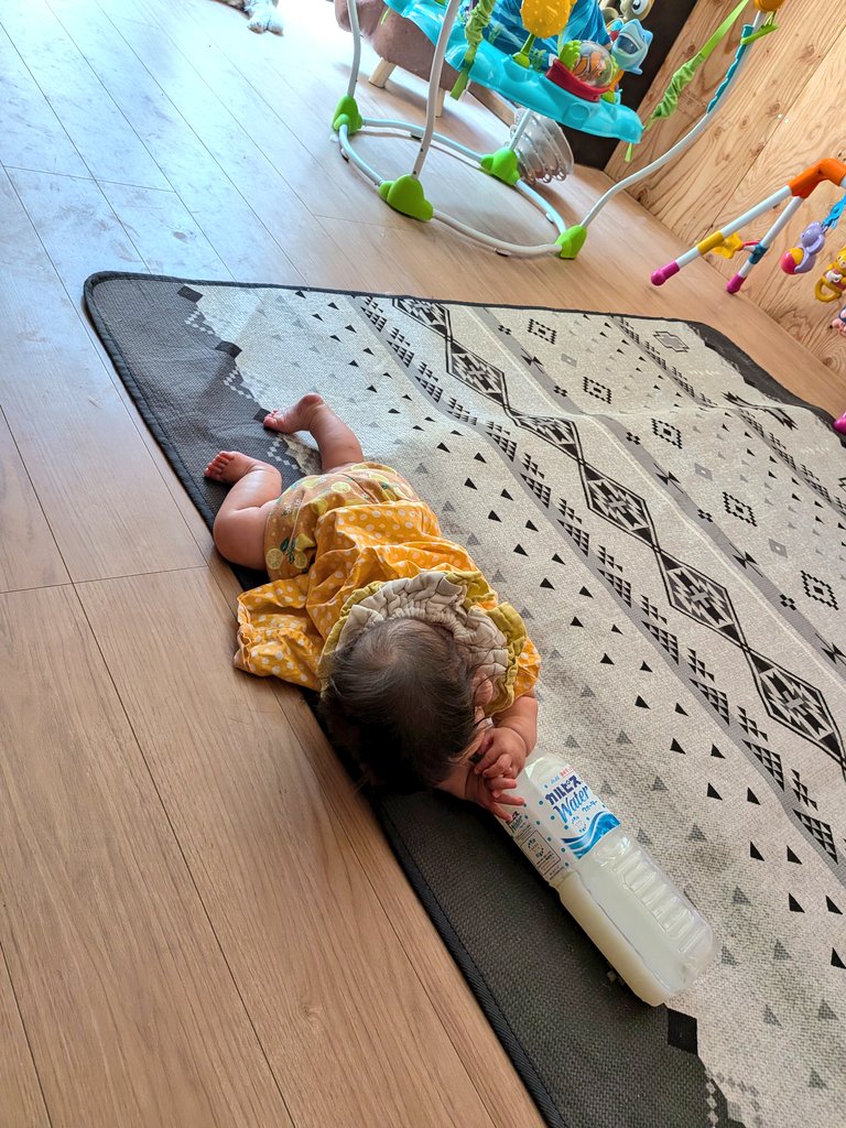 kiricosp's tweet photo. カルピスいたぶりながら力尽きた娘🤣
スコーン作り中に起きて今横でカルシウムおせんべい食べてるw https://t.co/vh9SVocrre