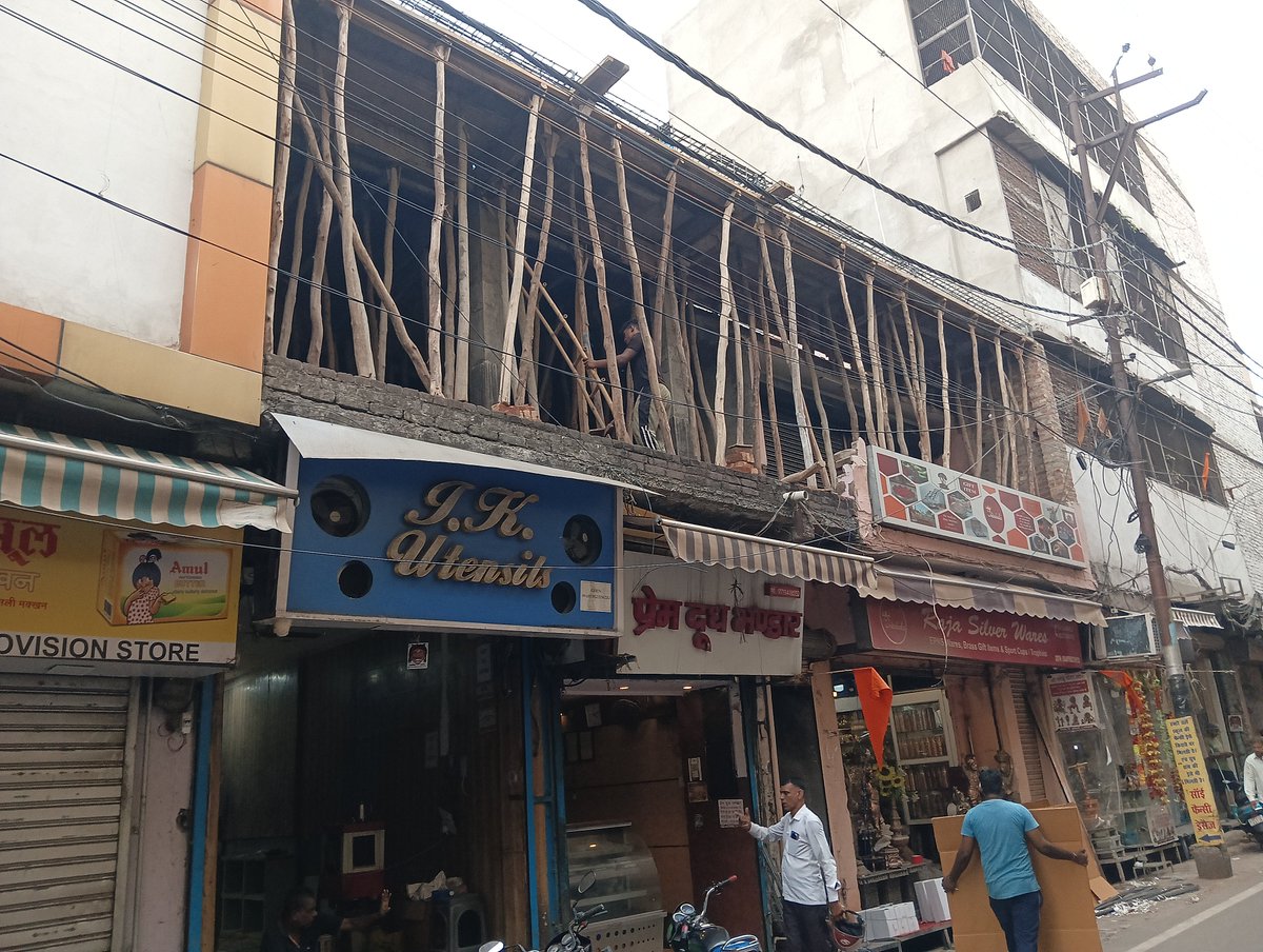 SGujaratu's tweet photo. मंडी चौक में मंदिर के सामने चल रहे निर्माण पर उठे सवाल मुरादाबाद के मंडी चौक में मंदिर के सामने चल रहे निर्माण को लेकर स्थानीय लोगों ने सवाल उठाए हैं यदि निर्माण बिना स्वीकृत मानचित्र के हो रहा
@DMMoradabad
@mdambup
@Comm_Moradabad 
@narendramodi
@CMOfficeUP @Uppolice
@dgpup https://t.co/FesEOkjNUv