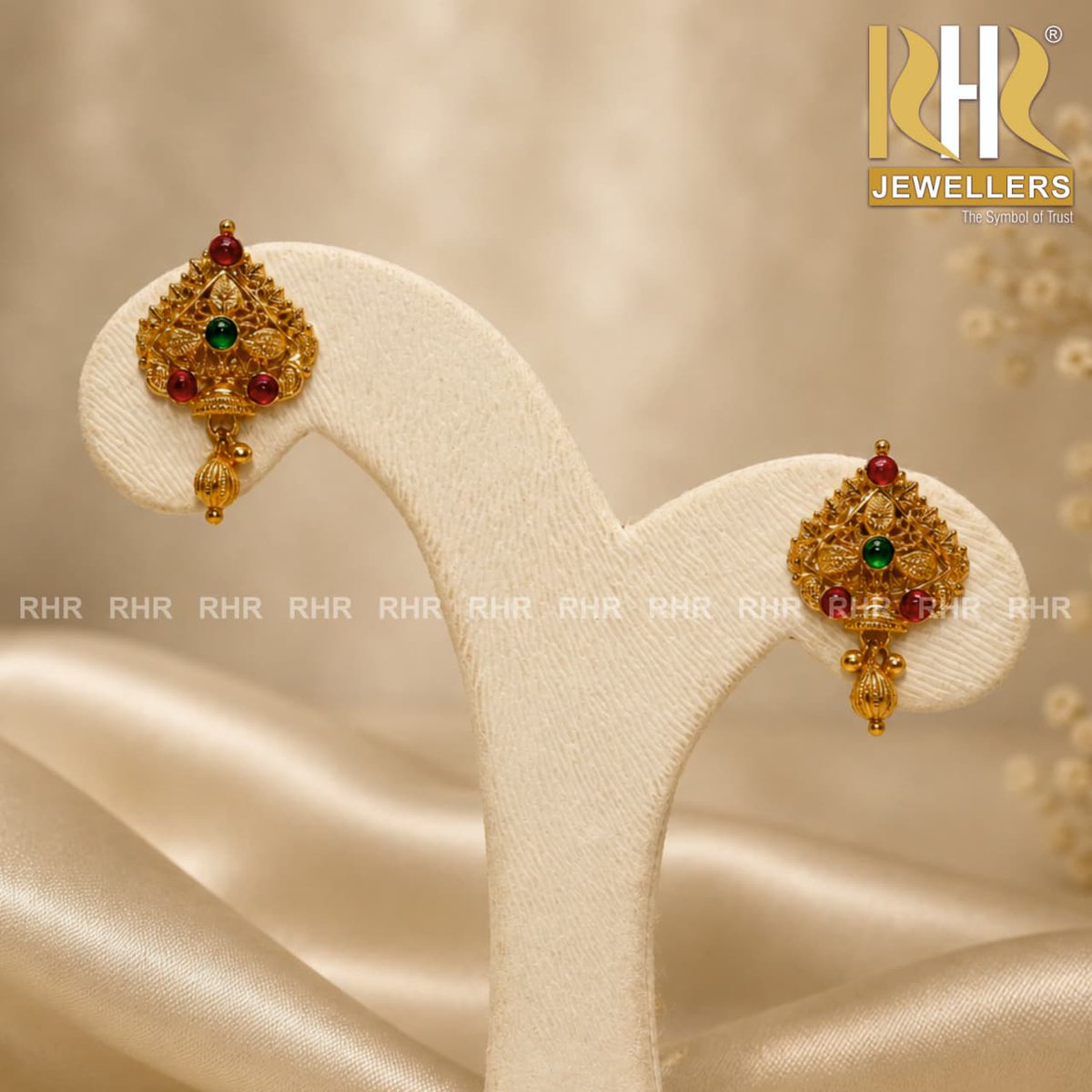 rhrjewellers's tweet photo. Visit our R H Radhakrishna Gupta Jewellers, Showroom to explore premium Gold,Diamond & Bridal collections trusted for generations
@RHRJewellers
No17 Vijayalakshmi Road,Davanagere
📞08550833300
https://t.co/xfNyR5eOuD
#rhrjewellers #davangere #weddingcollection #Earrings #jewelry https://t.co/MGqPdZl6CW