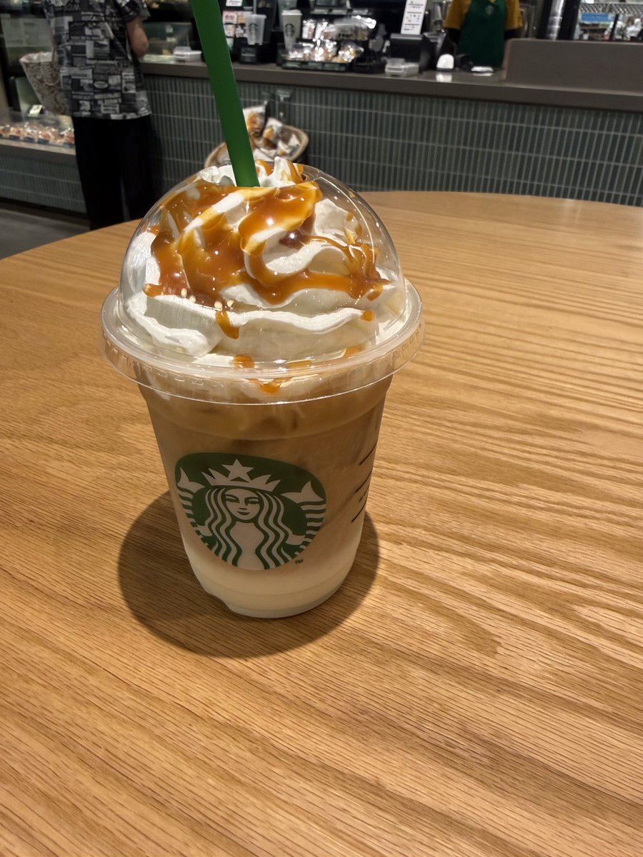ginlime0831's tweet photo. ビターミルクコーヒーにカスタム
ショット追加
ホイップクリーム
キャラメルソース

上の層と下の層の甘みと苦味のマッチおいしかった！！！ https://t.co/mN7XgJ7EMw