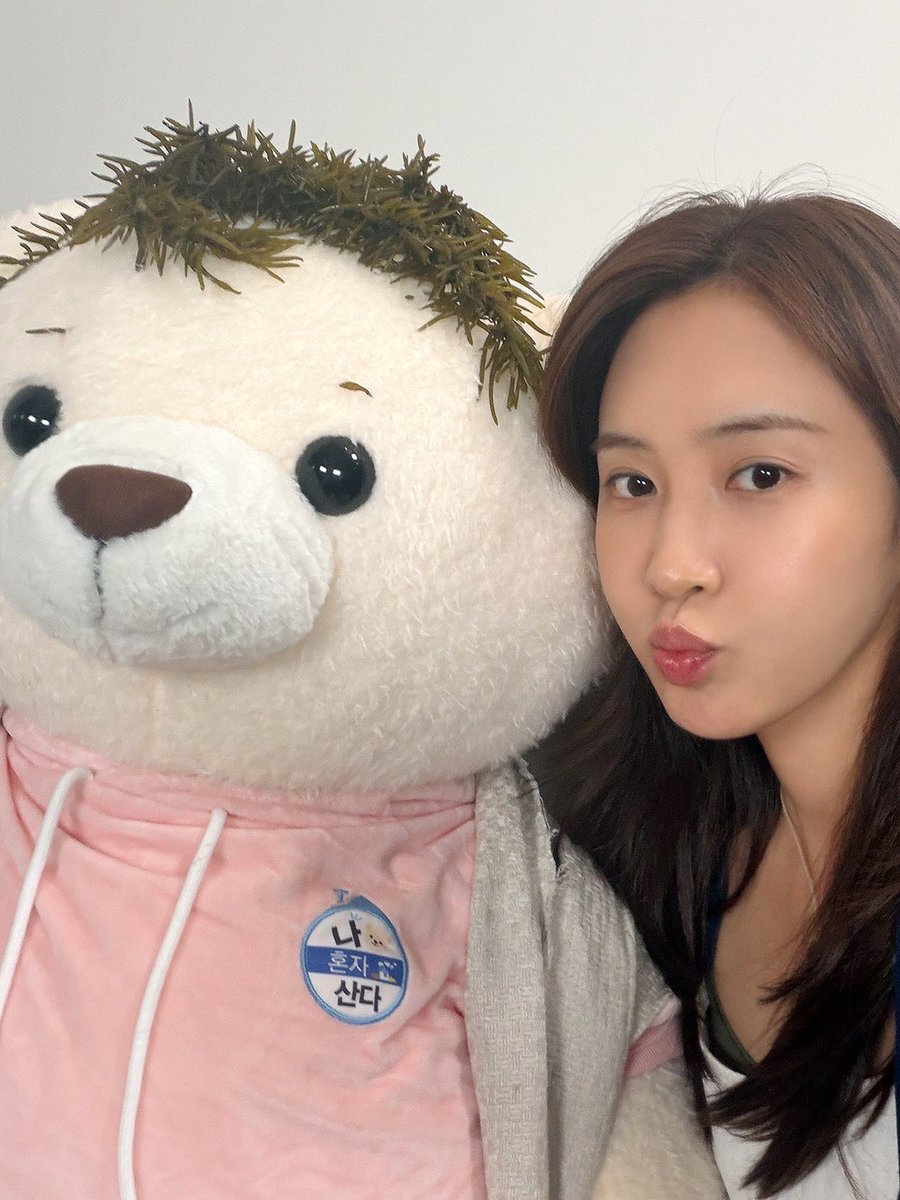 SNSD_0805's tweet photo. [INSTAGRAM] yulyulk:

만나서 반가워 윌슨 👋🏽 오늘 저녁 11:30 📌

https://t.co/iBg1qr0msP https://t.co/6nLF3d2Mzs