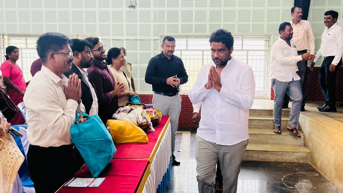 AnilChikkamadu's tweet photo. ಇಂದು ಹೆಚ್ .ಡಿ. ಕೋಟೆ ಪಟ್ಟಣದ ಅಂಬೇಡ್ಕರ್ ಭವನದಲ್ಲಿ ಹಾರ್ಟ್ ಸಂಸ್ಥೆಯ ವತಿಯಿಂದ ಆಯೋಜನೆ ಮಾಡಿದ ವೈದ್ಯರ ದಿನಾಚರಣೆ ಕಾರ್ಯಕ್ರಮ ದಲ್ಲಿ ಭಾಗವಹಿಸಿ ಜ್ಯೋತಿ ಬೆಳಗಿಸುವ ಮೂಲಕ ಚಾಲನೆ ನೀಡಿ ನಮ್ಮ ತಾಲೂಕಿನ ಉತ್ತಮ ಆಡಳಿತ ಮಾಡಿದ ವೈದ್ಯರಿಗೆ ಸನ್ಮಾನಿಸಿ ಗೌರವಿಸಲಾಯಿತು ..

1/2 https://t.co/mEAASbSgmj