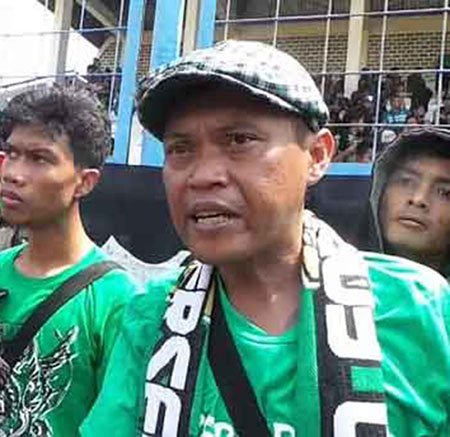 InfosuporterID's tweet photo. Pulang jumatan kaget dapat kabar Cak Andie Peci meninggal.

Sugeng Tindak Cak. 

Andie Peci adalah tokoh sentral yang memperjuangkan Persebaya saat klub ini menghadapi periode krisis akibat dualisme dan pembekuan klub yang terjadi antara tahun 2010 hingga awal 2017.

Pada masa kegelapan itu, Persebaya terpecah menjadi dua kubu, dijatuhi sanksi oleh PSSI, tidak diakui federasi. Klub kebanggaan publik Surabaya itu pun mati suri.

Perjuangan Andie Peci bersama elemen suporter Bonek lah yang berhasil mengembalikan Persebaya ke kancah sepak bola nasional.