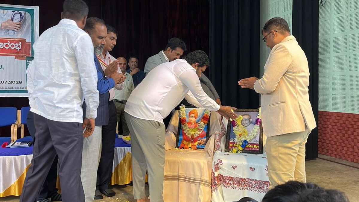 AnilChikkamadu's tweet photo. ತದನಂತರ ಮಾತನಾಡಿ,ಎಲ್ಲಾ ವೈದ್ಯರಿಗೆ ವೈದ್ಯರ ದಿನಾಚರಣೆ ಶುಭಾಶಯಗಳು ಕೊರುತ್ತಾ,ದೇವರನ್ನ ಬಿಟ್ಟರೆ ಕೈ ಮುಗಿಯುವುದು ವೃದ್ಯರಿಗೆ ಮಾತ್ರಾ,ಈ ವೃತ್ತಿ ಬಹಳ ಪವಿತ್ರವಾದ ವೃತ್ತಿ,ಈ ವೃತ್ತಿಯನ್ನು ಪ್ರತಿಒಬ್ಬರೂ ಗೌರವಿಸಬೇಕು ಎಂದು ತಿಳಿಸಿದರು..
2/2 https://t.co/r8bYyOBVsT