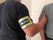 praga_po's tweet photo. Zaangażowanie policjantów Wydziału Kryminalnego z komisariatu na Targówku doprowadziło do zatrzymania 53-latka, który ukrywał się na terenie powiatu  olsztyńskiego. Za mężczyzną wydany był list gończy i nakazy doprowadzenia 🚨
Więcej ⬇️
https://t.co/AAqI5OMhVE https://t.co/rMkV74mNb5