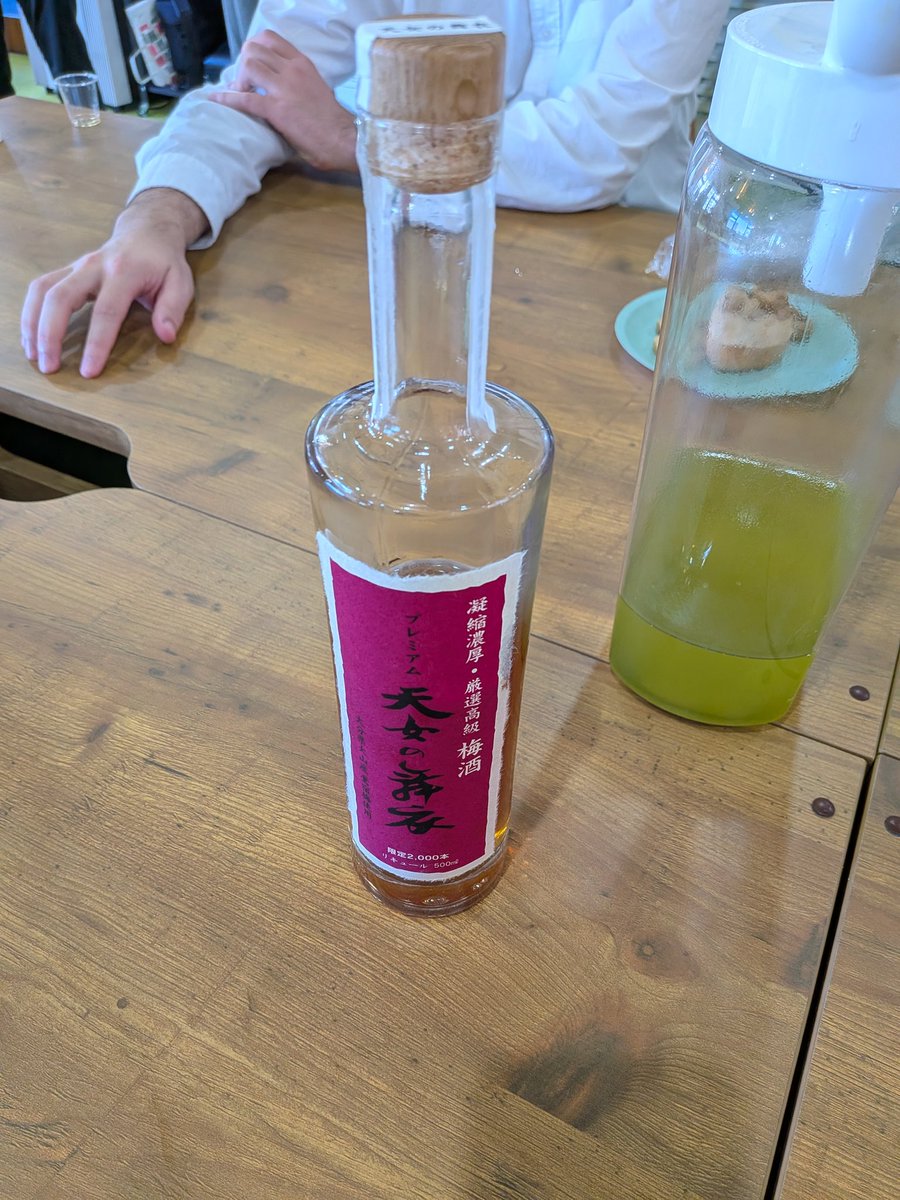 tarosufp's tweet photo. 高級な梅酒を並々と振る舞われる。
度数20度。
知らんぞ〜😂 https://t.co/sUI391vwxT