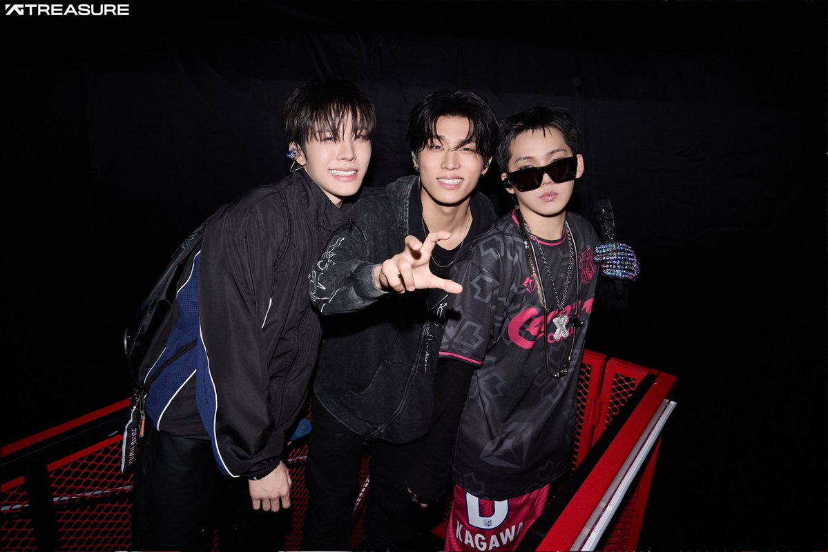 asahiismymine's tweet photo. รถรางครบ 10 คนเยย พิโยชิกับน้องโตะพาพิจุนขึ้นรถด้วยนิ้ ❤️❤️❤️ https://t.co/IAyYe1Nnza