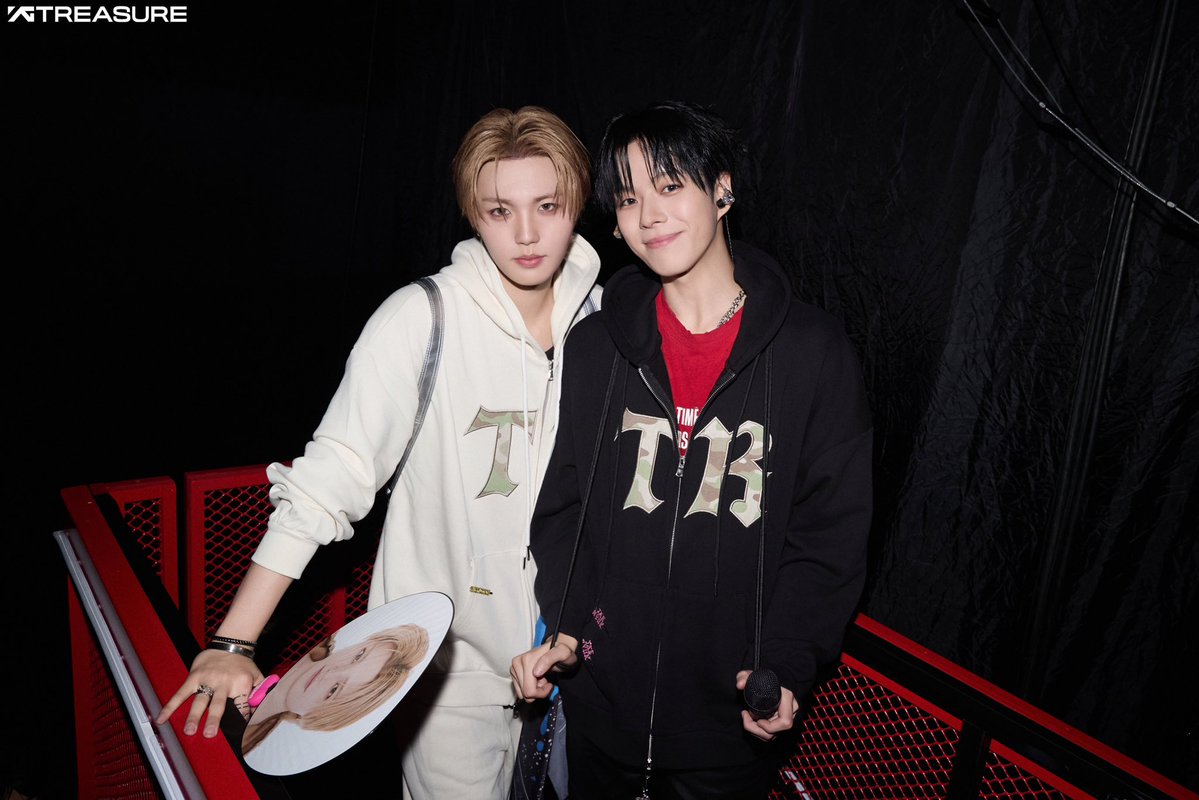 asahiismymine's tweet photo. รถรางครบ 10 คนเยย พิโยชิกับน้องโตะพาพิจุนขึ้นรถด้วยนิ้ ❤️❤️❤️ https://t.co/IAyYe1Nnza