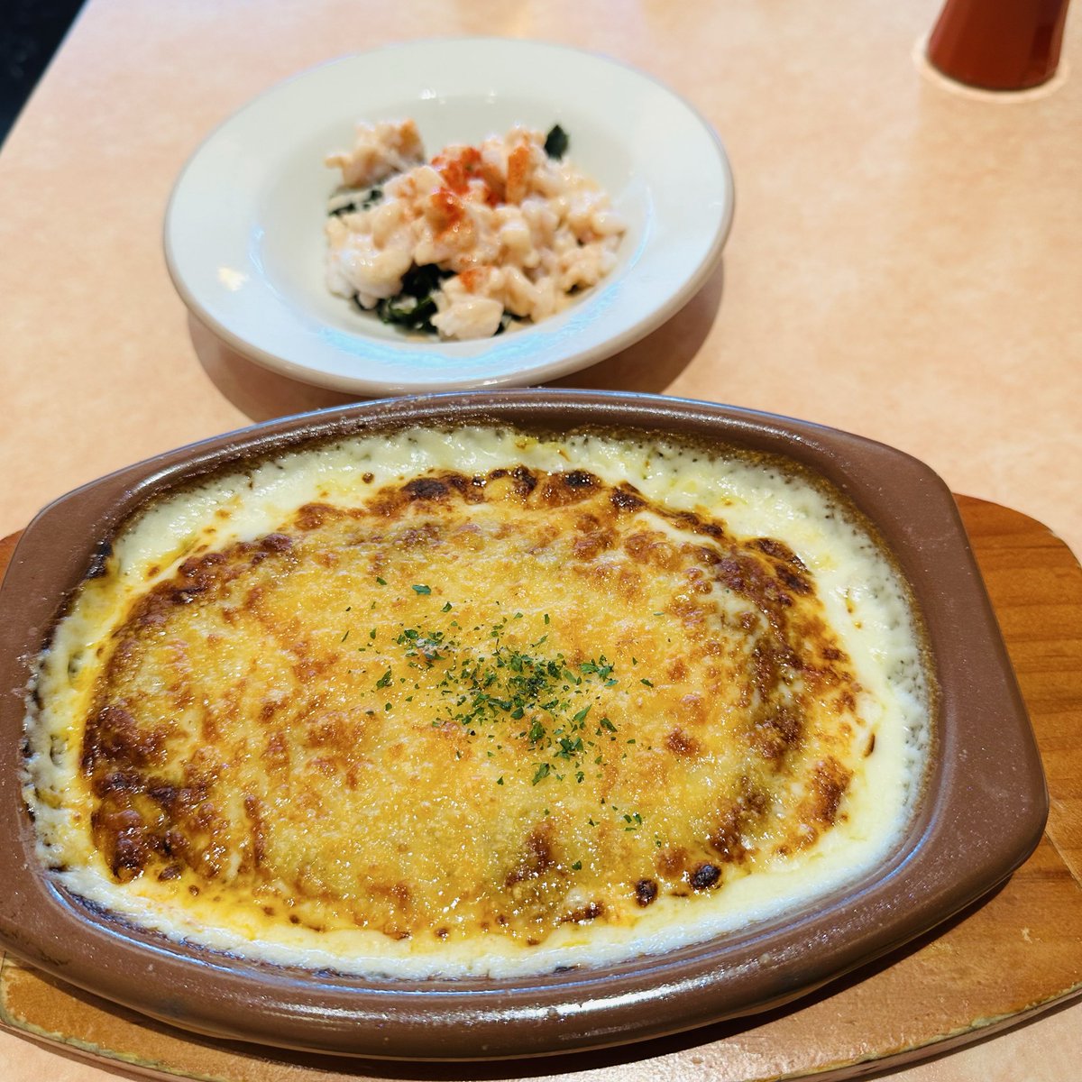 aaa_fumojo's tweet photo. 今日のお昼はサイゼ🍴
焼チーズミラノ風ドリアと小エビのカクテル😋
#サイゼリヤ https://t.co/01eYShnmA6