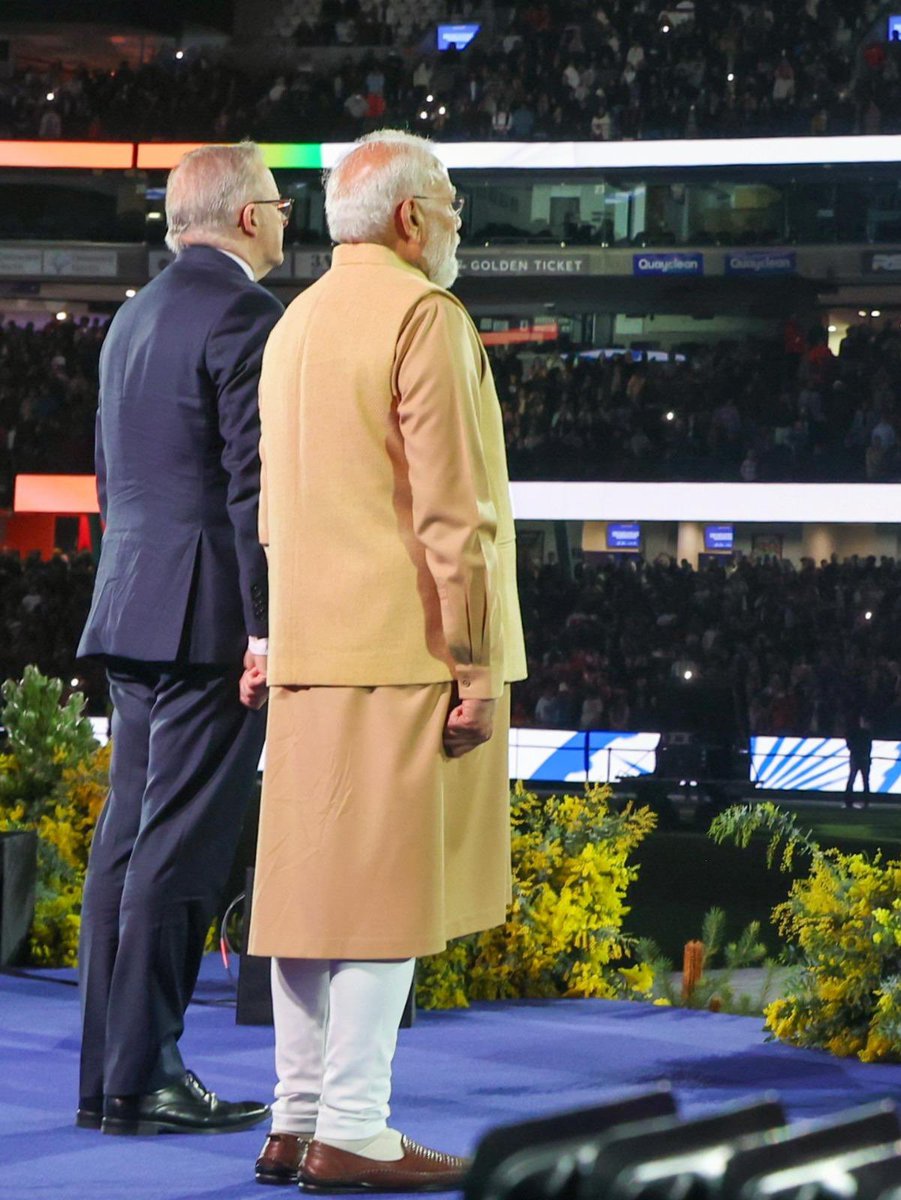 FabulasGuy's tweet photo. Outside Marvel stadium, Khalistanis were protesting against India disrespecting Tiranga and Nationalist Sikh Paji confronting them 

These visuals giving so much burns to Anti Modi anti India gang since yesterday 🤣👇 https://t.co/4JibsWodz9
