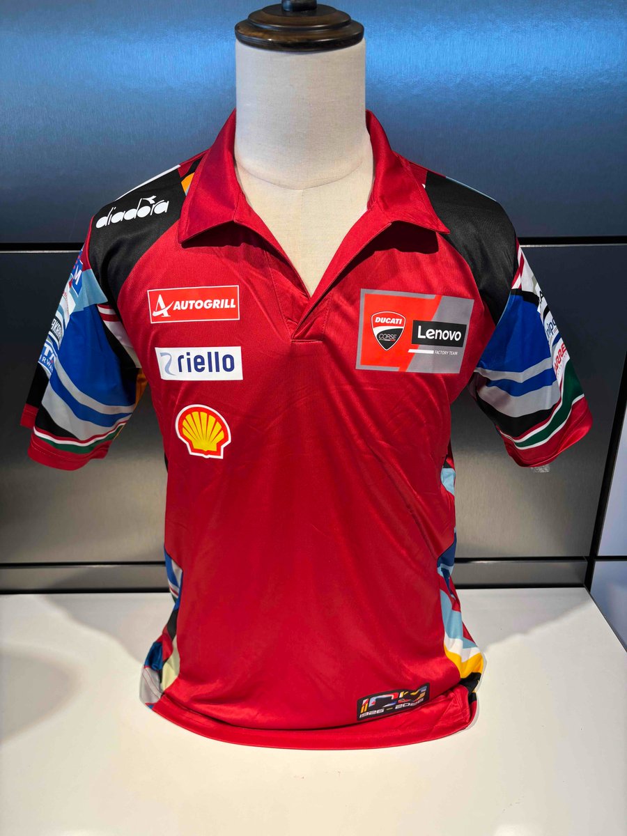 ducati_shiga's tweet photo. Ciao!

限定アパレル入荷のお知らせです✌

REPLICA GP MUG'26
ショートスリーブポロシャツ 
21,900円(税込)

先日MotoGPイタリアグランプリMugelloサーキットでDucati Lenovo Team が着用した特別仕様の限定ポロシャツになります！！

#ducati
#ドゥカティ
#ドゥカティいいじゃん
#ducati100 https://t.co/Lalu2ybTk8