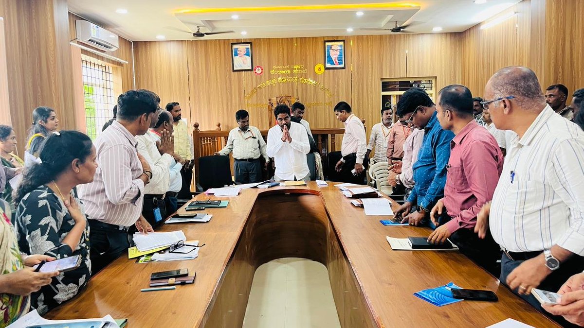 AnilChikkamadu's tweet photo. ಇಂದು ಹೆಚ್ .ಡಿ.ಕೋಟೆ ತಾಲೂಕು ಕಛೇರಿ ಸಭಾಂಗಣದಲ್ಲಿ ಎಲ್ಲಾ ಇಲಾಖೆಯ ಅಧಿಕಾರಿಗಳೊಂದಿಗೆ ಸಭೆ ನಡೆಸಿ ಕುಡಿಯುವ ನೀರಿನ ಪರಿಸ್ಥಿತಿ ಹಾಗೂ ಮುಂಗಾರು ಪ್ರಗತಿಯನ್ನು ಕುರಿತು ಸಮಗ್ರವಾಗಿ ಚರ್ಚಿಸಿ ಹಲವು ಸಲಹೆ ಮತ್ತು ಸೂಚನೆಗಳನ್ನು ನೀಡಲಾಯಿತು.. https://t.co/AL17nJ9lrw