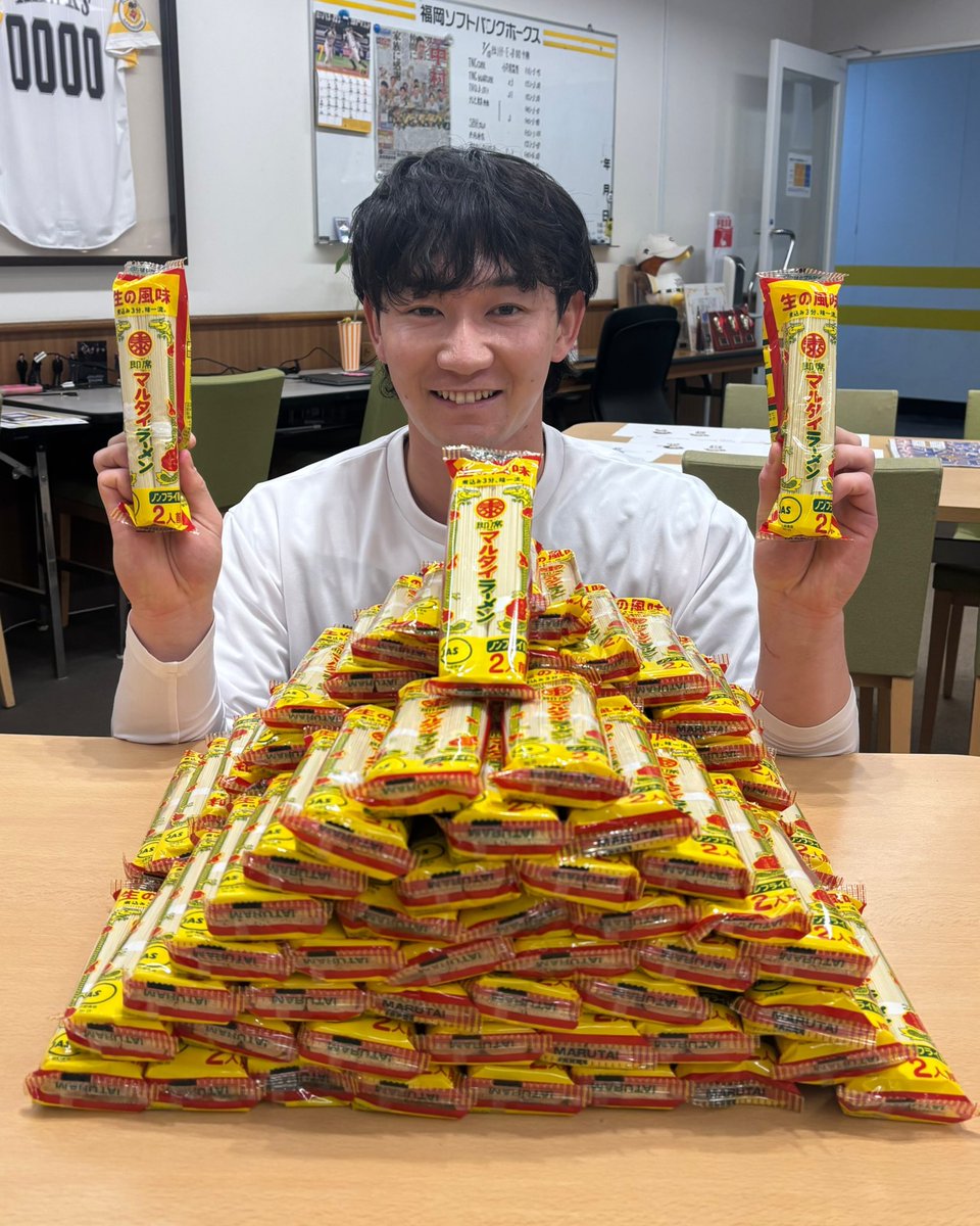 HAWKS_official's tweet photo. #正木智也 選手に株式会社マルタイ様から「#マルタイラーメン『188』食分」が贈られました🍜
正木選手も「最高です！ありがとうございます」と大喜び🙌

@marutai　#sbhawks https://t.co/UFaQ5dv6sY