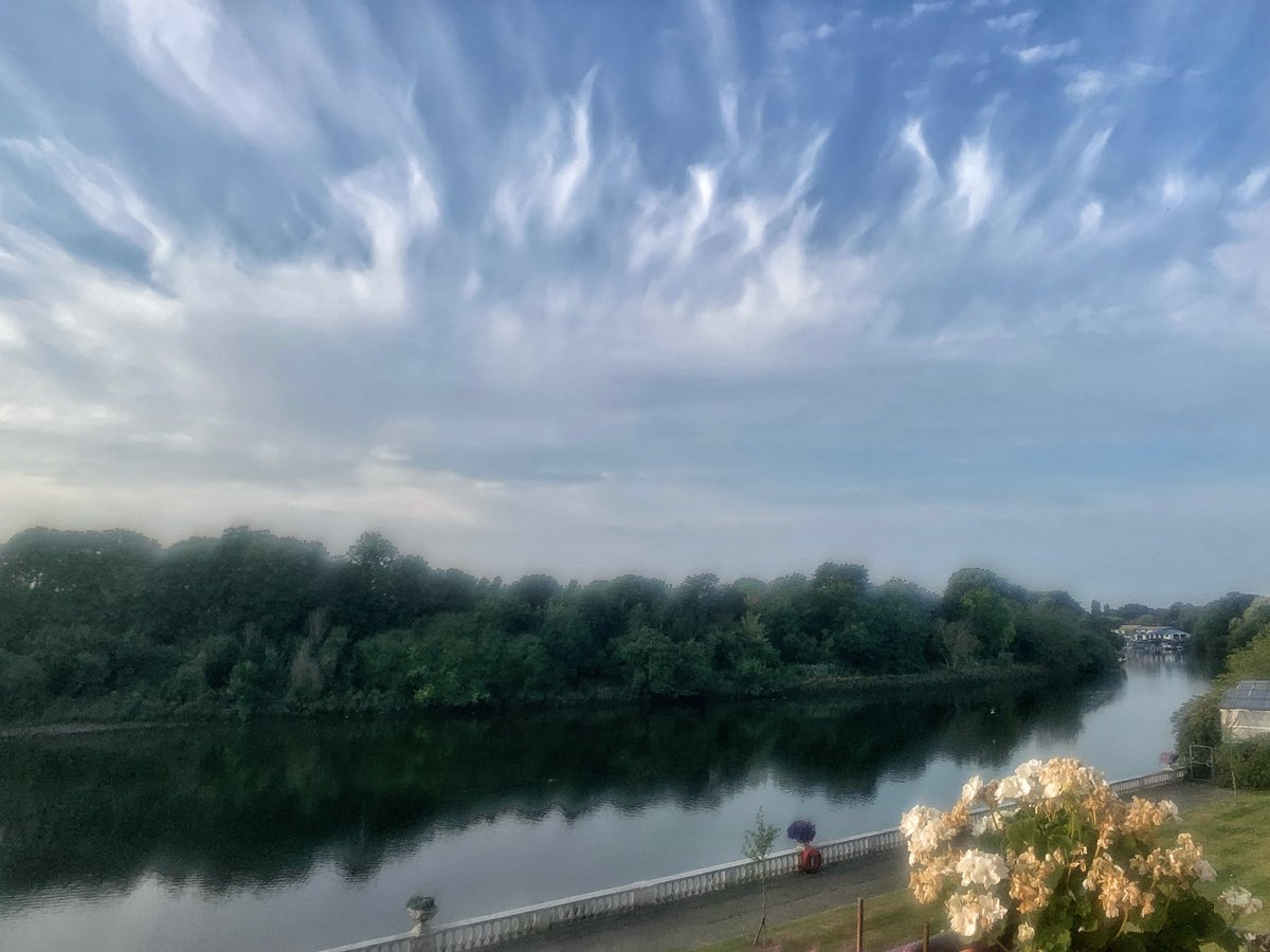 ruths_gallery's tweet photo. Clouds over the Thames are doing their morning exercises!
#clouds @CloudAppSoc #twickenham #thames #viewfrommybalcony #loveUKweather https://t.co/uaRW3ye9eZ