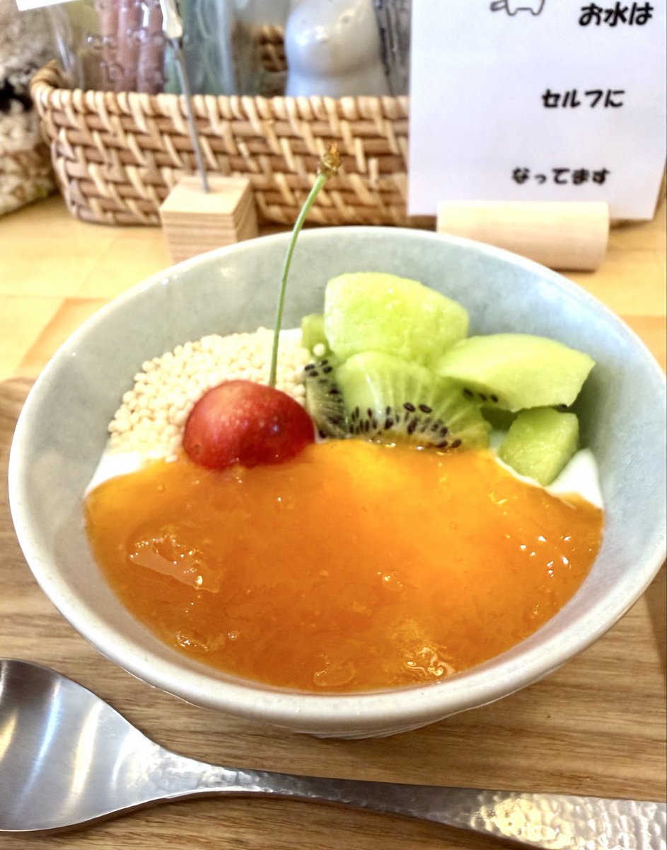 MCK1024's tweet photo. ローカーボの日。
朝からオートミール30gと鶏胸肉と野菜しか食べてなかったので、ご近所カフェで「たまごトースト」を‥

そしたらおまけに

・美味しいヨーグルト（手作り杏ジャム）
・スイカとトマトのマリネ（先日差し上げた柿酢を使って）

を出してくださった😂
PFCもカロリーも安全圏。感謝✨ https://t.co/fodwll5mbt