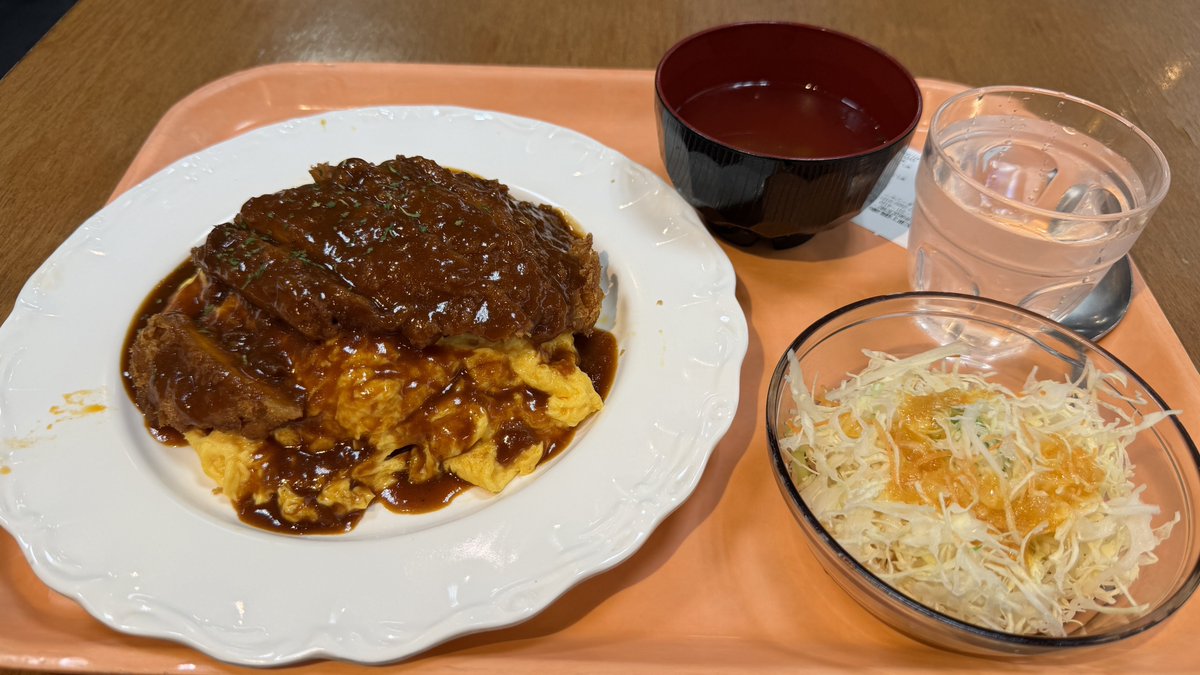 w_tor's tweet photo. "一般の方もご利用いただけます"な新天町倶楽部(新天町社員食堂)で遅めのランチ。
オムライスの上にチキンカツがのったトリプルチキンを。 https://t.co/snPj8KMuV7