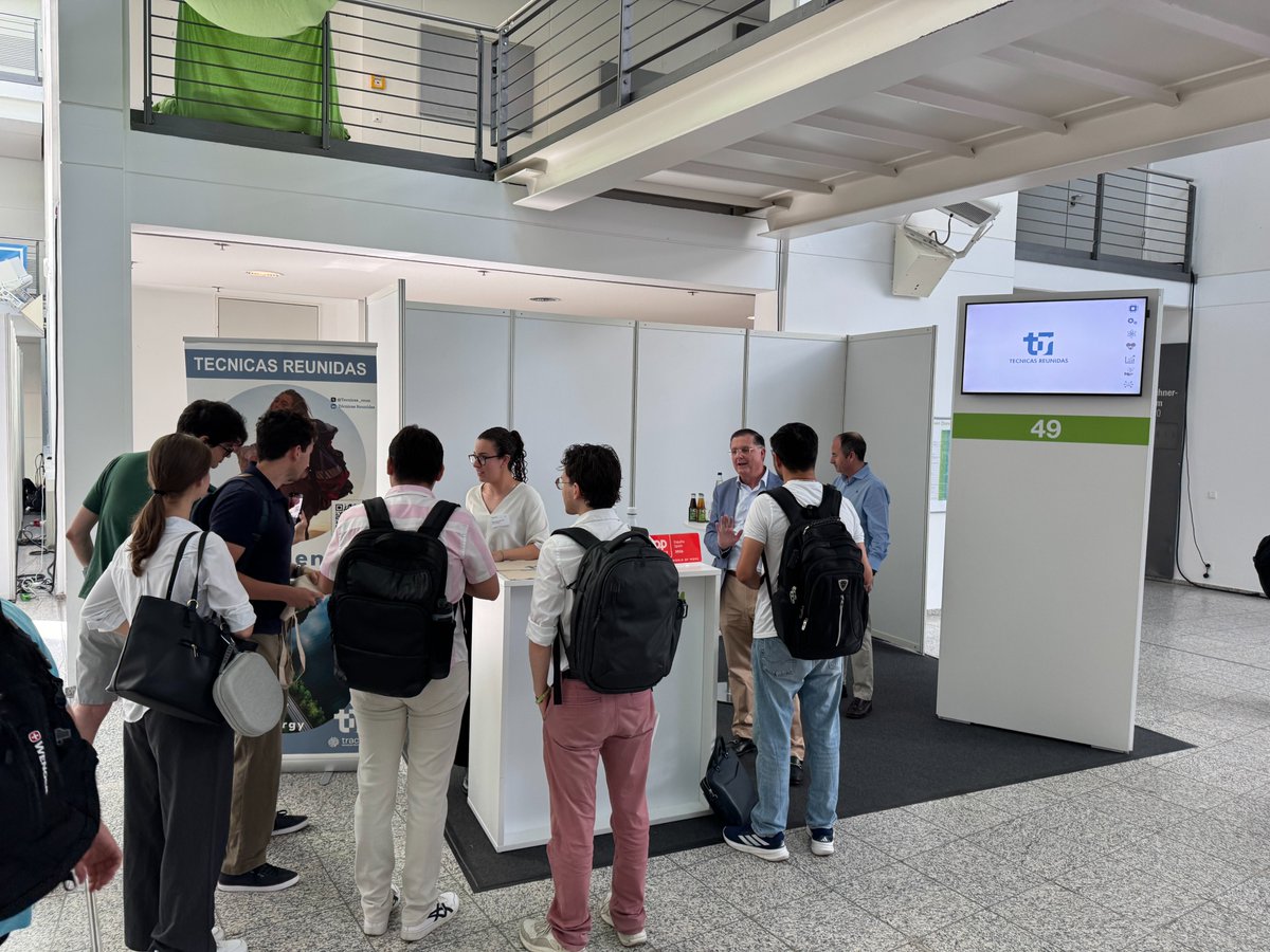 Tecnicas_reun's tweet photo. 𝗧𝗥 𝗮𝘁 𝗜𝗞𝗢𝗠-𝗧𝗨𝗠 𝗠𝗨̈𝗡𝗖𝗛𝗘𝗡

Técnicas Reunidas participated on 25 June in IKOM, the career fair organized by the Technical University of Munich (Technical University of Munich), one of Europe's leading events dedicated to connecting companies with university talent.
 
Held at the Garching campus, the event brought together prominent local and international companies alongside students and recent graduates from technical disciplines. Throughout the day, the Técnicas Reunidas team engaged directly with numerous attendees interested in learning more about the company’s activities, its global projects, and the professional opportunities it offers within the engineering and construction sectors.
 
Participation in IKOM helped strengthen the company’s visibility within a world-class academic environment while also providing a valuable platform for dialogue with students eager to begin their professional careers in an international and highly specialized setting.
 
🤝 Through its presence at this event, Técnicas Reunidas reaffirms its commitment to attracting and developing talent, as well as its willingness to collaborate with leading academic institutions, contributing to the growth and development of the next generation of professionals in the industrial and energy sectors.

--

𝗧𝗥 𝗲𝗻 𝗜𝗞𝗢𝗠-𝗧𝗨𝗠 𝗠𝗨̈𝗡𝗖𝗛𝗘𝗡
 
Técnicas Reunidas participó el pasado 25 de junio en IKOM, el foro de empleo organizado por la Technical University of Munich (TUM), uno de los principales encuentros europeos orientados a la conexión entre empresas y talento universitario.
 
La jornada tuvo lugar en el campus de Garching y reunió a destacadas compañías locales e internacionales junto a estudiantes y recién graduados de perfiles técnicos. Durante el evento, el equipo de Técnicas Reunidas mantuvo contacto directo con numerosos asistentes interesados en conocer la actividad de la compañía, sus proyectos a nivel global y las oportunidades profesionales que ofrece en el ámbito de la ingeniería y la construcción.
 
La participación en IKOM permitió reforzar la visibilidad de la empresa en un entorno académico de excelencia, así como establecer un espacio de diálogo con estudiantes interesados en iniciar su desarrollo profesional en un contexto internacional y altamente especializado.
 
🤝 Con su presencia en este foro, Técnicas Reunidas reafirma su compromiso con la atracción y el desarrollo del talento, así como su voluntad de colaboración con instituciones académicas de primer nivel, contribuyendo al impulso de las nuevas generaciones de profesionales del sector industrial y energético.
