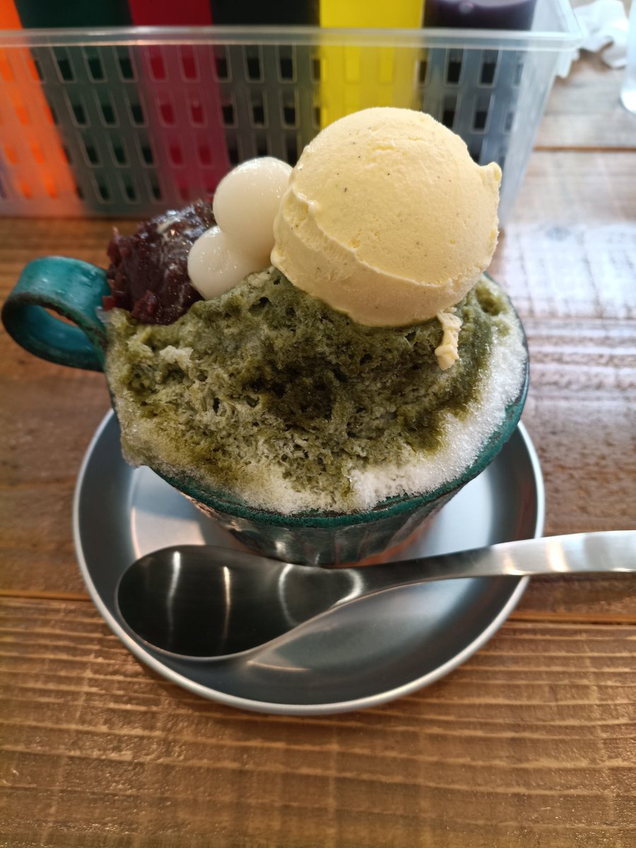 miwakeke's tweet photo. 今日は個人懇談ではよ帰ってきたから、おやつはお嬢とかき氷♪
私は抹茶、お嬢はシロップかけ放題のやーつ( ´ ▽ ` )ﾉ https://t.co/y6G4KMyRlY