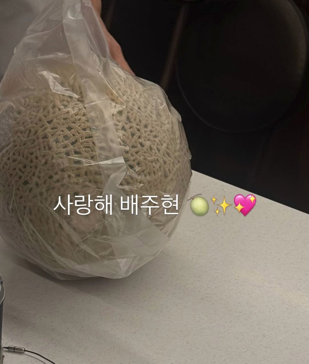 irene_global's tweet photo. A fan posted on instagram saying she unexpectedly ran into Irene and even bought her a melon 😭

“While I was grocery shopping, I heard a voice next to me that felt really familiar. I casually glanced over, and it was Irene. I froze for 10 seconds just staring, before I said something.

What's more is that I went to Kwangya in the morning and took these (photobooth) photos. I very nervously showed it to her and unnie burst out laughing ㅜㅋㅋ”

“I bought Irene a melon.. Unnie I love you so much ㅜㅜㅜㅜㅜㅋㅋㅋㅋ No other fan has probably bought you a melon, right? Please remember me ☹️ㅜㅜ”

#IRENE #아이린 #RedVelvet @RVsmtown