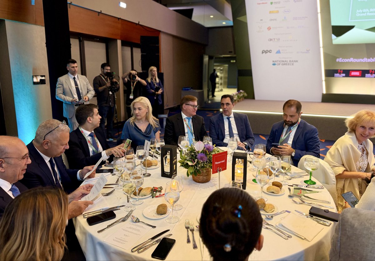 YSmyrlis's tweet photo. Στη συζήτηση του @PrimeministerGR και Προέδρου της @neademokratia, @kmitsotakis με την Πρόεδρο του Ευρωπαϊκού Κοινοβουλίου @RobertaMetsola, στο πλαίσιο της 30ής Ετήσιας Συζήτησης Στρογγυλής Τραπέζης του Economist με την Ελληνική Κυβέρνηση.

#ioannissmyrlis #nd https://t.co/invNWqKwMW