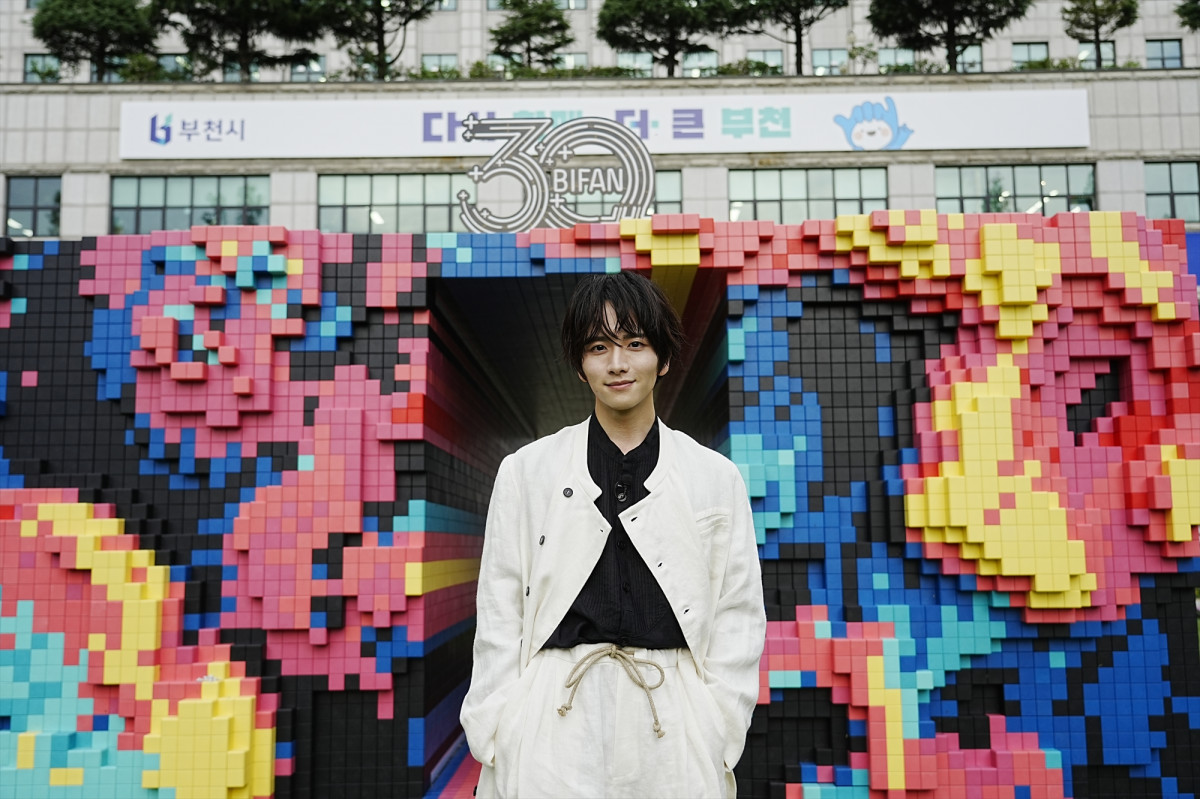 oricon's tweet photo. 板垣李光人、初の海外映画祭で大歓声❗️
流暢な韓国語であいさつ
⠀
映画『口に関するアンケート』
上映後のQ＆Aでは
過酷だった撮影秘話や、板垣の起用理由なども
https://t.co/DnSnGY7Maj
⠀
@itagaki_rihito https://t.co/MCalI2C5o5