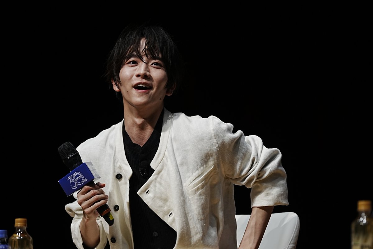 oricon's tweet photo. 板垣李光人、初の海外映画祭で大歓声❗️
流暢な韓国語であいさつ
⠀
映画『口に関するアンケート』
上映後のQ＆Aでは
過酷だった撮影秘話や、板垣の起用理由なども
https://t.co/DnSnGY7Maj
⠀
@itagaki_rihito https://t.co/MCalI2C5o5