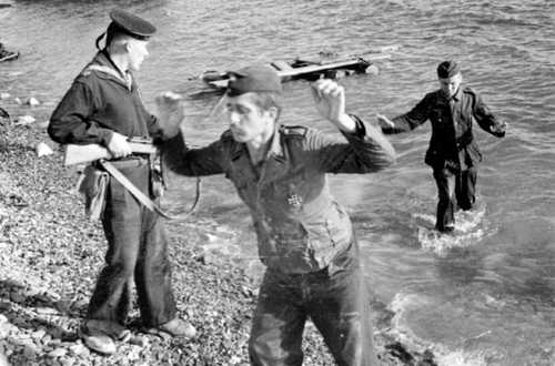 TrooperGrey1's tweet photo. @NAFOvoyager 1944, doomed German 17th Army could've been evacuated by sea but Hitler refused permission till last moment when too late

He listened to OKW year before permitting it to be evacuated to Crimea across Kerch Straits from Kuban

Army Group Africa shared same fate permission refused https://t.co/EiExIhrCPo