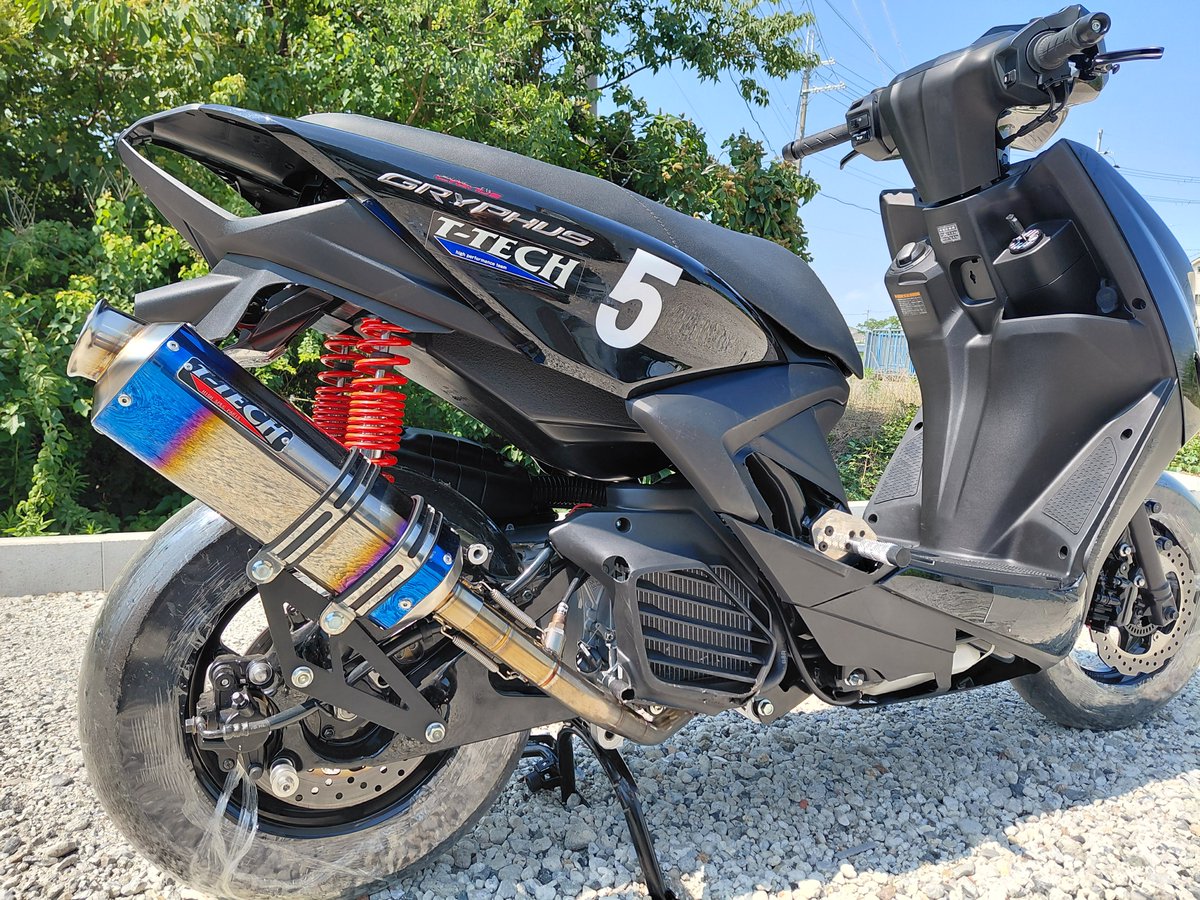 T_TECH2024's tweet photo. レース用グリファス売ります
オールジャパンミニバイクレースで台湾選手との交流で使用していたFP4-ST仕様のシグナスグリファスです。
車両変更の為、売却します。新車から現在までの走行日数は8日程度です。
カートコースで3回程度軽く転倒しており大きい損傷はありませんが外装には若干割れている所があります。
aRacerとリヤサスペンションは次期車両に使用する為付属していませんがＥＣＵ、リヤサスペンションは純正を付けてお渡しします。（現状でも走行は可。）
サーキット走行に必要な加工等も全て行っていますので上記のみの交換ですぐにEXPクラスに参加可能です。
販売価格は286,000円です。