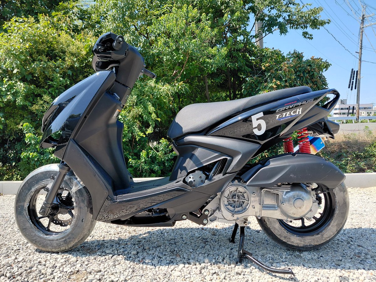 T_TECH2024's tweet photo. レース用グリファス売ります
オールジャパンミニバイクレースで台湾選手との交流で使用していたFP4-ST仕様のシグナスグリファスです。
車両変更の為、売却します。新車から現在までの走行日数は8日程度です。
カートコースで3回程度軽く転倒しており大きい損傷はありませんが外装には若干割れている所があります。
aRacerとリヤサスペンションは次期車両に使用する為付属していませんがＥＣＵ、リヤサスペンションは純正を付けてお渡しします。（現状でも走行は可。）
サーキット走行に必要な加工等も全て行っていますので上記のみの交換ですぐにEXPクラスに参加可能です。
販売価格は286,000円です。