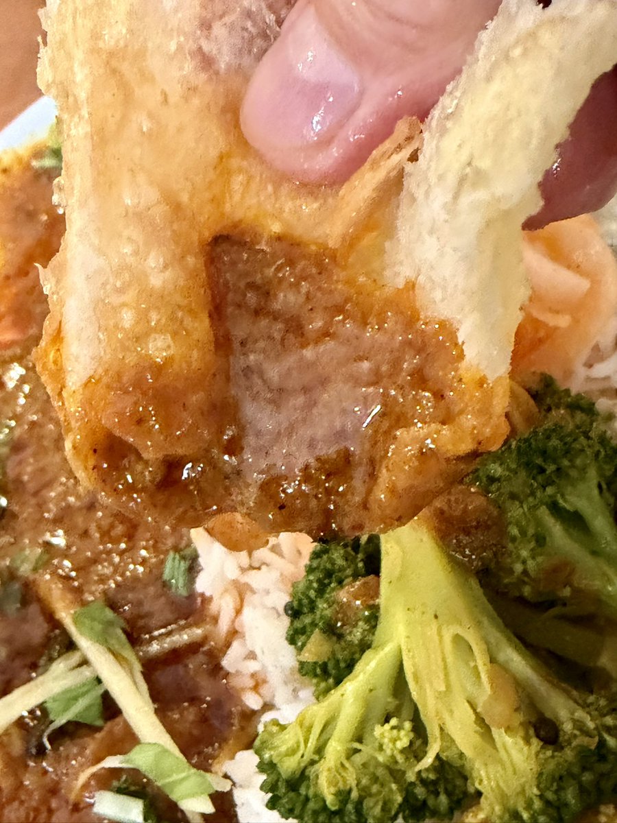 getderby's tweet photo. 【ChaiChai ASIAN KITCHEN】

・あいがけ 2curry
 （トマトココナッツポーク／ホワイトチキン）
・バトゥーラ

左のカレーはココナッツは控えめでトマトの味が勝ってる。バトゥーラの油っけとマッチして美味しい。右のホワイトは優しい味でバスマティライス向き。

ごちそうさまでした♪ https://t.co/txq8cRwfLD