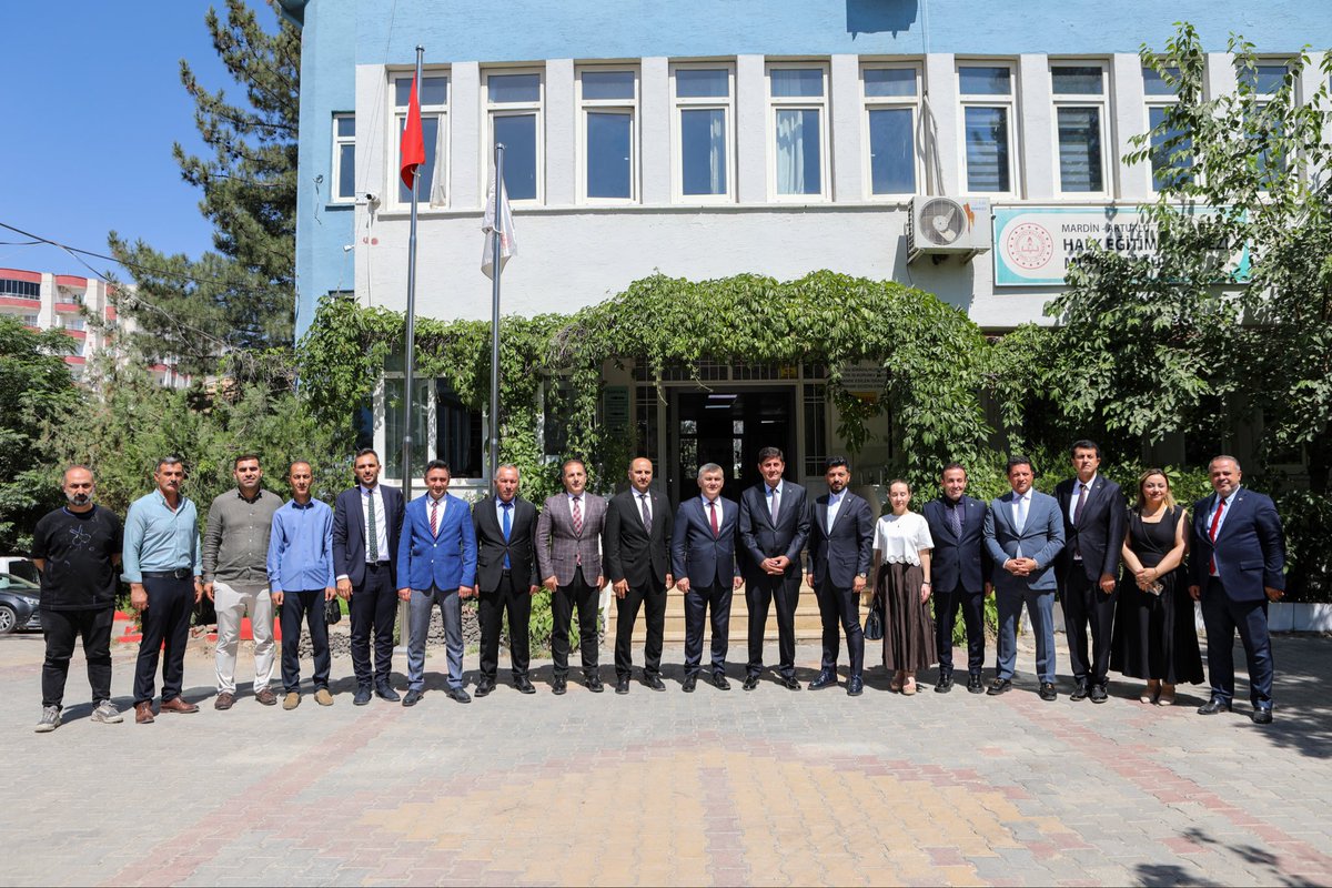 ArtukluHem's tweet photo. Hayat Boyu Öğrenme Genel Müdürümüz Sayın Dr. Emre Topoğlu’nu ve beraberindeki heyeti, İl Millî Eğitim Müdürümüz Sayın Ali Eyyüpkoca’yı, Şube Müdürlerimizi ve İlçe Millî Eğitim Müdürümüz Sayın Mehmet Emin Duyan’ı kurumumuzda ağırlamaktan büyük bir memnuniyet ve onur duyduk. https://t.co/Zdldj9Hmtf