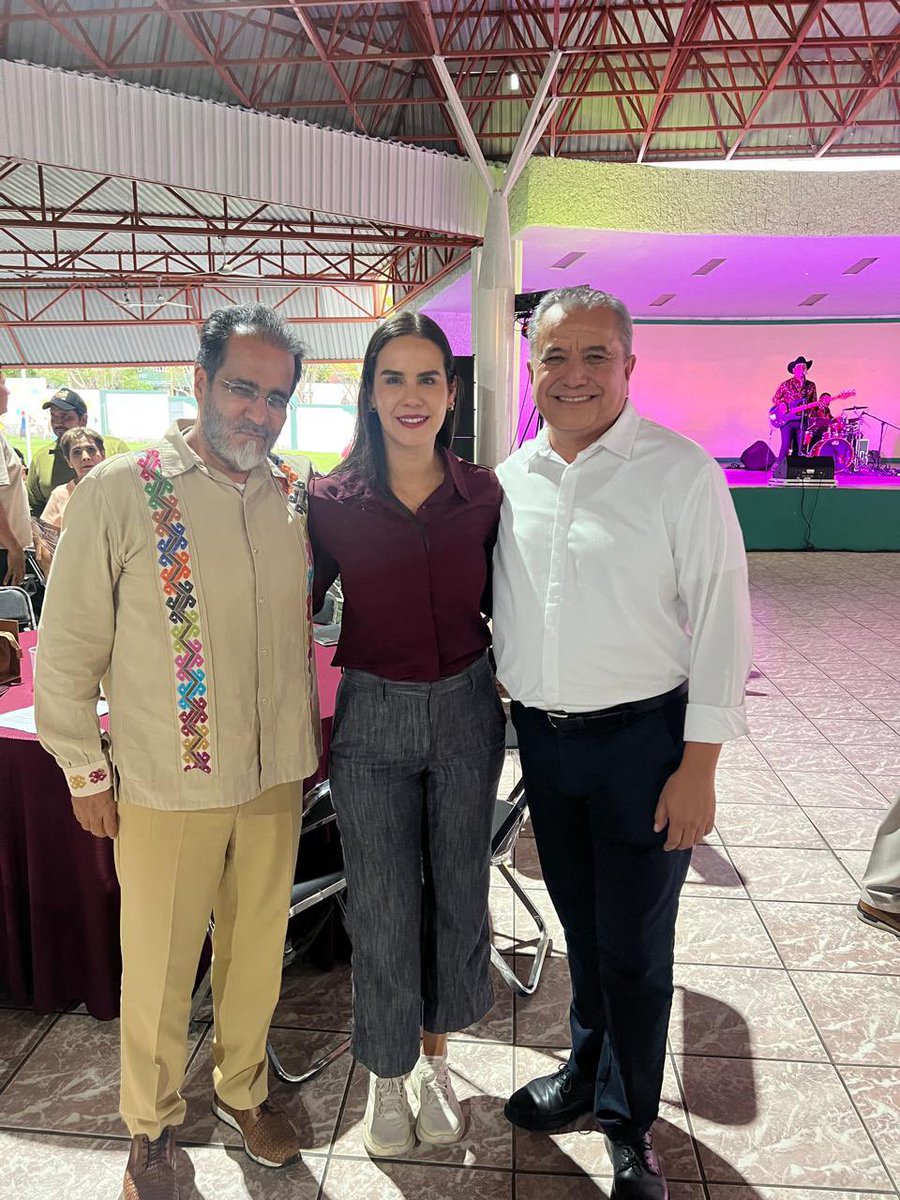 RENE_BEJARANO_M's tweet photo. El jueves 9 de julio estuve en #Colima. Fue un gusto saludar a la gobernadora Indira Vizcaíno y convivir con Mitzuko Márquez, Francisco Rodríguez, Arnoldo Vizcaíno y el diputado Jaime Sotelo. En una Asamblea Informativa de #MORENA y el #MNE, con cerca de mil asistentes. https://t.co/jVi3IagBgc