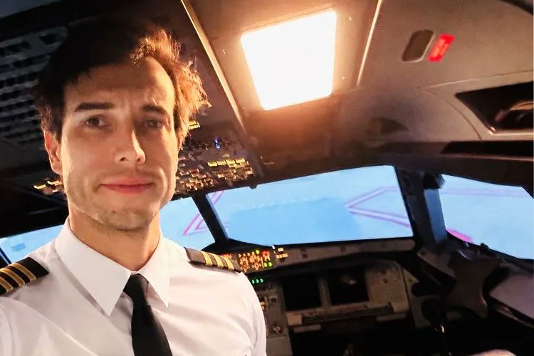 NewscatsOrg's tweet photo. Student Pilot Lands Plane Alone After Instructor Jumps to His Death Mid-Flight: https://t.co/8T9i4sVsIk https://t.co/UA7P3eAVZJ