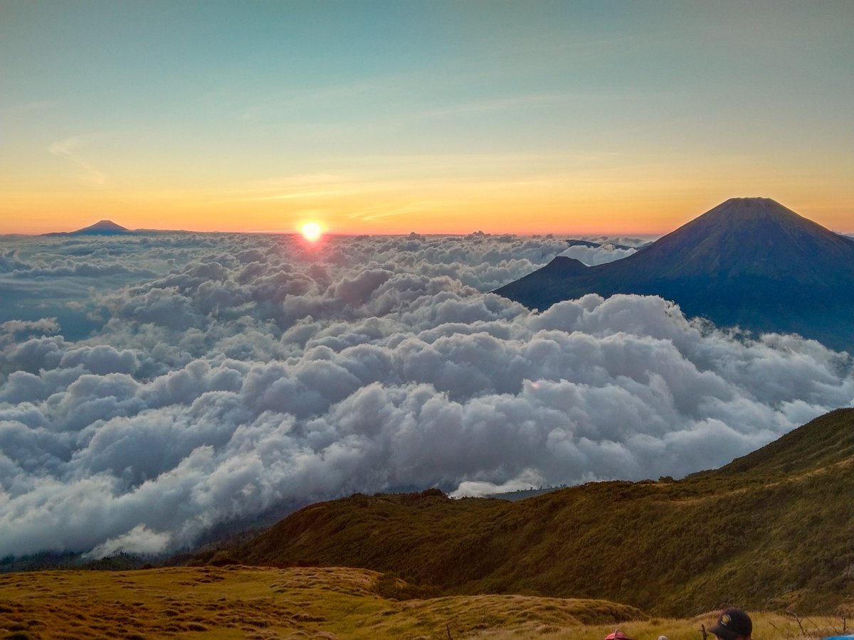 sebisanyaaja's tweet photo. mau diulang berapa kali pun, ga pernah bosan jatuh cinta berkali-kali

📍sumbing via gajahmungkur https://t.co/5VKyeoFbjN