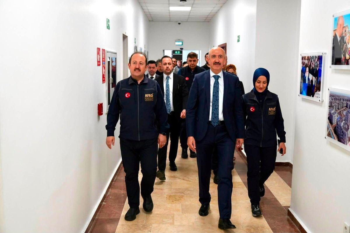 AFADBaskanlik's tweet photo. Afetlere Müdahale Genel Müdürlüğü'nün çalışma ve faaliyetlerine ilişkin değerlendirme toplantısı gerçekleştirildi.

İçişleri Bakan Yardımcımız Sayın Mehmet Cangir’in başkanlığında, AFAD Başkanımız Vali Ali Hamza Pehlivan ve birim amirlerimizin katılımıyla gerçekleştirilen toplantıda;
Afetlere Müdahale Genel Müdürü Sadi Ergin tarafından Genel Müdürlüğün yerine getirmekte olduğu çalışmaları kapsayan bir sunum gerçekleştirildi.
Toplantıda;
▪️Arama kurtarma alanındaki kurumsal kapasite,
▪️Türkiye Afet Müdahale Planı (TAMP),
▪️Afet ve acil durum istatistikleri,
▪️Arama kurtarma alanında kullanılan teknolojiler,
▪️"Yarın için bugün" anlayışı ile gerçekleştirilen eğitim ve tatbikatlar,
▪️Arama kurtarma ekipmanlarını yerlileştirme çalışmaları,
▪️Erken uyarı sistemleri,
▪️Sivil savunma faaliyetleri,
▪️Ülkemizin yardım elini ihtiyaç sahiplerine ulaştırma gayesiyle yürütülen insani yardım faaliyetleri başta olmak üzere bütünleşik afet yönetimi sisteminin önemli bileşenlerinden biri olan müdahale süreçlerine ilişkin hususlarda değerlendirmelerde bulunuldu.

Toplantının ardından Başkanlık bünyesindeki birimleri ziyaret eden Bakan Yardımcımız, AFAD Başkanımız ve beraberindekiler, kurum çalışanlarımıza başarı dileklerini iletti.

#AFAD 🇹🇷