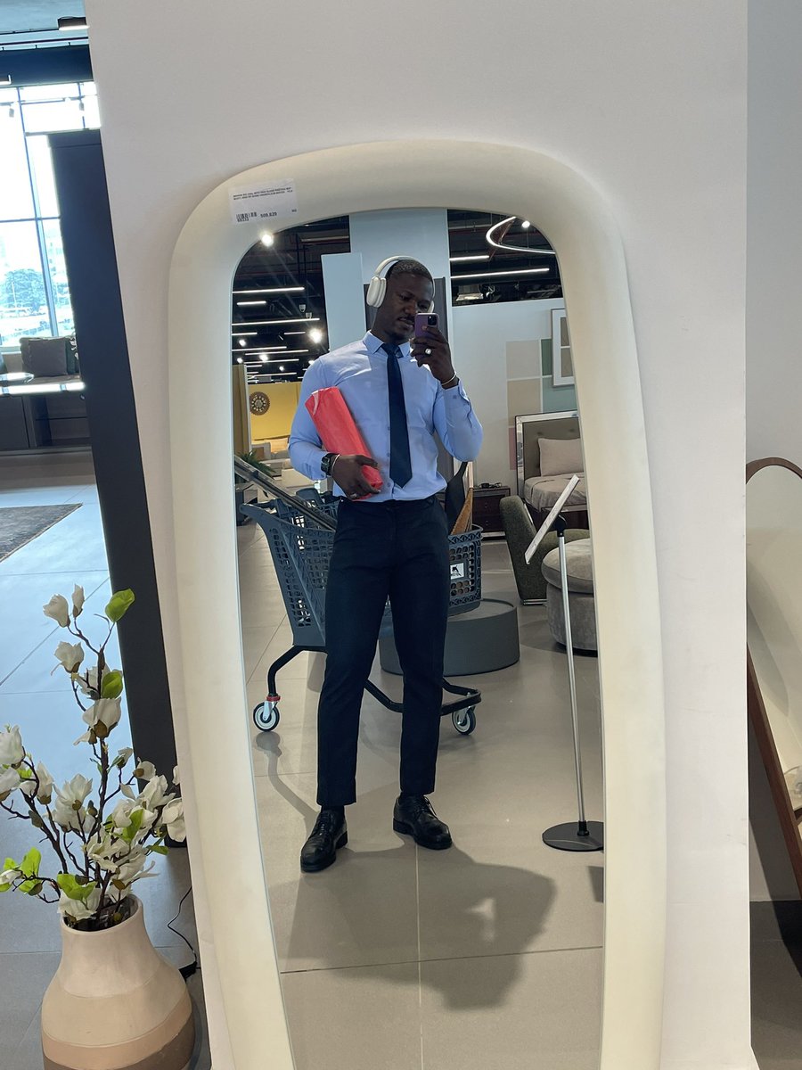 dunamistic's tweet photo. @buodataye Man, a mirror hate to see me coming https://t.co/j0opRcZJjK