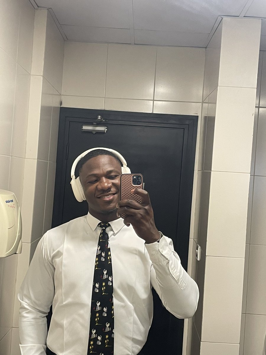 dunamistic's tweet photo. @buodataye Man, a mirror hate to see me coming https://t.co/j0opRcZJjK