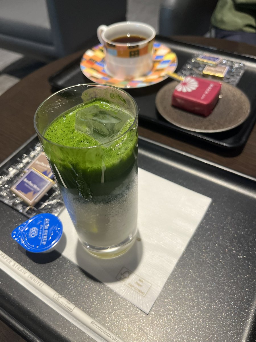 chocoJGC328's tweet photo. サロンの抹茶アイスラテと新しい種類のチョコ初体験、美味しかったです😍 https://t.co/7dTdKk9xla