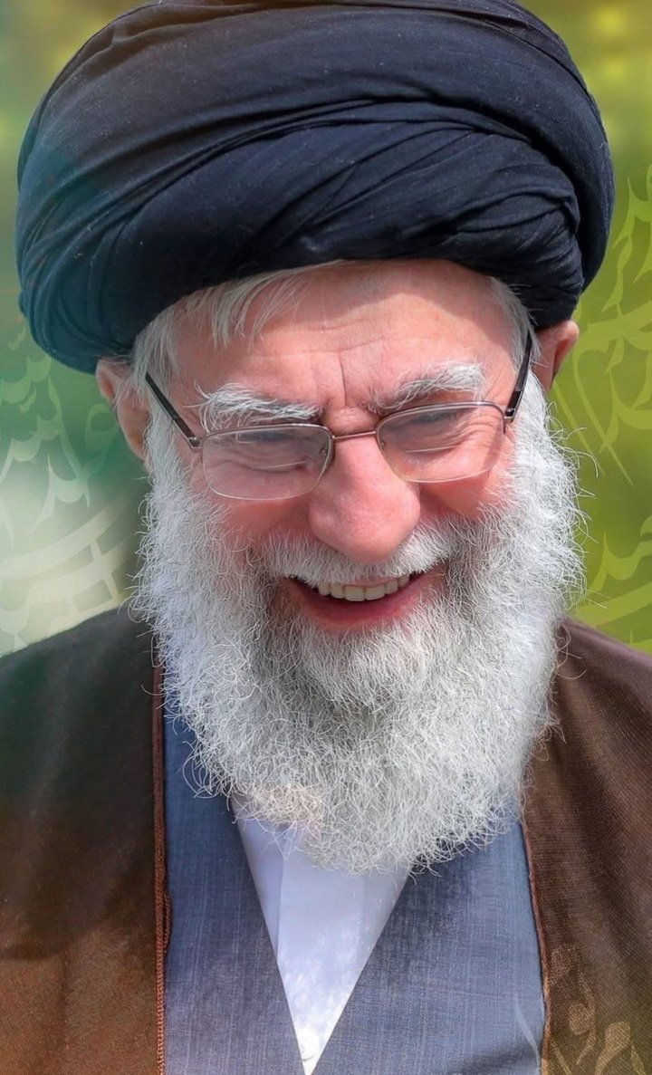 Mirshekar10's tweet photo. راه او، امتدادِ خط سرخِ ایثار بود. او رفت تا بماند؛ نه در میانِ خاکیان که در یادِ حق‌طلبان. اکنون که در حریمِ قدسیِ رضوی آرمیده است، گویی آرزویِ دیرینه‌یِ یک عمر مجاهدت به ثمر نشسته است.

#بايد_برخاست 
#کشور_دوست https://t.co/g4rXGOmyDs