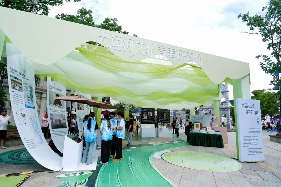 WuxiDailyICC's tweet photo. On July 9, the 3rd Grand Canal Culture Development Forum was held in Wuxi .Representatives from 8 canal-side provinces &amp; municipalities gathered to exchange ideas and experience Wuxi’s ancient-modern canal scenery.#Wuxi #GrandCanalCulture https://t.co/vCiZYTUKvs