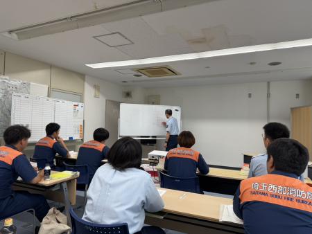 saitamaseibu_FB's tweet photo. 【“安全な建物”はここから生まれる！「消防同意審査技術研修」を開催】
消防同意は、建物の防火や避難の安全性を消防が建築前にチェックする仕組みです。職員は、建築基準法の防火に関する規定をより深く学びました。
みなさんが安心して暮らせるまちを目指し、日々スキルアップに取り組んでいます。 https://t.co/mF3XpjClFE