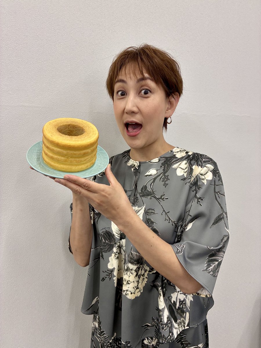nst_tbs6's tweet photo. 山内アナが手に持っているのは、
直売所で人気のバウムクーヘン✨
厚さはなんと、8㎝！

きょうのNスタでは、
▼猛暑 福岡・太宰府で37.8℃🥵
▼都心一等地に直売所
▼納豆味の「なっと肉」
その他、最新ニュースをお伝えします🌟

ぜひご覧ください！

#TBS 
#Nスタ
#日比麻音子 
#山内あゆ
#高柳光希 
#蓮見孝之