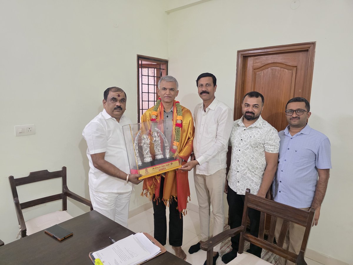 narayanagowdru's tweet photo. ಬೆಂಗಳೂರು ನಗರವನ್ನು ಸುಂದರ, ಸುರಕ್ಷಿತ ಮತ್ತು ವಿಶ್ವಮಟ್ಟದ ನಗರವನ್ನಾಗಿ ರೂಪಿಸುವ ನಿಟ್ಟಿನಲ್ಲಿ ಬೆಂಗಳೂರು ನಗರಾಭಿವೃದ್ಧಿ ಸಚಿವರಾದ ಶ್ರೀ ಕೃಷ್ಣ ಬೈರೇಗೌಡರು @krishnabgowda ಕೈಗೊಂಡಿರುವ ಪಾದಚಾರಿ ಮಾರ್ಗಗಳ ತೆರವು ಕಾರ್ಯಾಚರಣೆಗೆ ಕರ್ನಾಟಕ ರಕ್ಷಣಾ ವೇದಿಕೆ ಸಂಪೂರ್ಣ ಬೆಂಬಲ ವ್ಯಕ್ತಪಡಿಸುತ್ತದೆ.

ನಗರದ ಪ್ರಮುಖ ರಸ್ತೆಗಳಲ್ಲಿ ಪಾದಚಾರಿಗಳಿಗಾಗಿ ಮೀಸಲಿಟ್ಟಿರುವ ಫುಟ್ಪಾತ್ಗಳನ್ನು ಅಕ್ರಮವಾಗಿ ಒತ್ತುವರಿ ಮಾಡಿಕೊಂಡು ನಿರ್ಮಿಸಲಾಗಿರುವ ಕಟ್ಟಡಗಳು, ಶಾಶ್ವತ ಮತ್ತು ತಾತ್ಕಾಲಿಕ ಅಂಗಡಿ ಮುಂಗಟ್ಟುಗಳು ಹಾಗೂ ಅನಧಿಕೃತ ವ್ಯಾಪಾರ ಚಟುವಟಿಕೆಗಳನ್ನು ತೆರವುಗೊಳಿಸುತ್ತಿರುವುದು ಸರಿಯಾದ ಕ್ರಮವಾಗಿದೆ. ಇದು ಯಾವುದೇ ವ್ಯಕ್ತಿ ಅಥವಾ ವ್ಯಾಪಾರಿಗಳ ವಿರುದ್ಧದ ಕ್ರಮವಲ್ಲ. ಯಾರನ್ನೋ ಗುರಿಯಾಗಿಟ್ಟುಕೊಂಡು ಅವರು ಈ ಕಾರ್ಯಚರಣೆ ನಡೆಸುತ್ತಿಲ್ಲ. ಬದಲಾಗಿ ಬೆಂಗಳೂರಿನ ಕೋಟ್ಯಂತರ ನಾಗರಿಕರ ಸುರಕ್ಷತೆ, ಸುಗಮ ಸಂಚಾರ ಮತ್ತು ಉತ್ತಮ ಜೀವನಮಟ್ಟಕ್ಕಾಗಿ ಕೈಗೊಳ್ಳುತ್ತಿರುವ ಸಾರ್ವಜನಿಕ ಹಿತದ ಕ್ರಮವಾಗಿದೆ.

ಇತ್ತೀಚಿನ ದಿನಗಳಲ್ಲಿ ಕೆಲವು ವ್ಯಕ್ತಿಗಳು ಮತ್ತು ಸಂಘಟನೆಗಳು ಈ ತೆರವು ಕಾರ್ಯಾಚರಣೆಯನ್ನು ವಿರೋಧಿಸುತ್ತಿರುವುದು ಸರಿಯಲ್ಲ. ಬೆಂಗಳೂರಿನ ಒಟ್ಟು ರಸ್ತೆಗಳ ಪೈಕಿ ಕೇವಲ ಶೇ. 10ರಿಂದ 20ರಷ್ಟು ಪ್ರಮುಖ ರಸ್ತೆಗಳಲ್ಲಷ್ಟೇ ಈ ರೀತಿಯ ಕ್ರಮ ಕೈಗೊಳ್ಳಲಾಗುತ್ತಿದೆ. ನಗರದ ಉಳಿದ ಬಹುತೇಕ ಪ್ರದೇಶಗಳಲ್ಲಿ ವ್ಯಾಪಾರಿಗಳು ತಮ್ಮ ವೃತ್ತಿ ನಡೆಸಲು ಅವಕಾಶವಿದೆ. ಹೀಗಾಗಿ ಪಾದಚಾರಿಗಳ ಹಕ್ಕನ್ನು ರಕ್ಷಿಸುವ ಈ ಕಾರ್ಯಾಚರಣೆಯನ್ನು ವ್ಯಾಪಾರ ವಿರೋಧಿ ಕ್ರಮವೆಂದು ಬಿಂಬಿಸುವುದು ತಪ್ಪು.

ಬಡ ಮತ್ತು ಸಣ್ಣ ವ್ಯಾಪಾರಿಗಳ ಜೀವನೋಪಾಯದ ಬಗ್ಗೆ ಸರ್ಕಾರ ಮಾನವೀಯ ದೃಷ್ಟಿಕೋನ ಹೊಂದಿರಬೇಕು. ಅಗತ್ಯವಿದ್ದಲ್ಲಿ ಅವರಿಗೆ ಪರ್ಯಾಯ ಸ್ಥಳಗಳಲ್ಲಿ ವ್ಯಾಪಾರ ನಡೆಸಲು ಅವಕಾಶ ಕಲ್ಪಿಸುವ ಬಗ್ಗೆ ಚಿಂತನೆ ನಡೆಸಬಹುದು. ಆದರೆ ಸಾರ್ವಜನಿಕರ ಓಡಾಟಕ್ಕೆ ಮೀಸಲಾದ ಪಾದಚಾರಿ ಮಾರ್ಗಗಳನ್ನು ಮುಕ್ತಗೊಳಿಸುವುದನ್ನು ವಿರೋಧಿಸುವುದು ಕಾನೂನಾತ್ಮಕವಾಗಿಯೂ ಸಮರ್ಥನೀಯವಲ್ಲ, ನೈತಿಕವಾಗಿಯೂ ಸರಿಯಲ್ಲ.

ಇಂದು ಬೆಂಗಳೂರಿನ ಅನೇಕ ಪ್ರದೇಶಗಳಲ್ಲಿ ಪಾದಚಾರಿಗಳು ನಡೆಯಲು ಸ್ಥಳವಿಲ್ಲದೆ ಜೀವ ಕೈಯಲ್ಲಿ ಹಿಡಿದು ರಸ್ತೆ ಮೇಲೆ ಸಂಚರಿಸುವ ಪರಿಸ್ಥಿತಿ ಇದೆ. ಇದರ ಪರಿಣಾಮವಾಗಿ ಅಪಘಾತಗಳು ಸಂಭವಿಸುತ್ತಿವೆ. ಒಂದು ನಗರದ ಅಭಿವೃದ್ಧಿಯ ಮಾನದಂಡವನ್ನು ಕೇವಲ ಎತ್ತರದ ಕಟ್ಟಡಗಳು, ಅಗಲವಾದ ರಸ್ತೆಗಳು ಮತ್ತು ತಂತ್ರಜ್ಞಾನ ಕೇಂದ್ರಗಳಿಂದ ಮಾತ್ರ ನಿರ್ಧರಿಸಲು ಸಾಧ್ಯವಿಲ್ಲ. ಸಾಮಾನ್ಯ ನಾಗರಿಕರು ಸುರಕ್ಷಿತವಾಗಿ ನಡೆದುಕೊಂಡು ಹೋಗಲು ಸಾಧ್ಯವಾಗುವ ಪರಿಸರವೂ ಅಭಿವೃದ್ಧಿಯ ಪ್ರಮುಖ ಮಾನದಂಡವಾಗಿದೆ.

ಕೃಷ್ಣ ಬೈರೇಗೌಡರು ಈ ವಿಚಾರದಲ್ಲಿ ಯಾವುದೇ ಟೀಕೆ, ಒತ್ತಡ ಅಥವಾ ರಾಜಕೀಯ ವಿರೋಧಗಳಿಗೆ ಅಂಜಬಾರದು. ಅವರು ಕೈಗೊಂಡಿರುವ ಕ್ರಮದ ಹಿಂದೆ ಯಾವುದೇ ವೈಯಕ್ತಿಕ ಹಿತಾಸಕ್ತಿ ಇಲ್ಲ. ಇನ್ಯಾವುದೇ ರಾಜಕೀಯ ಅಜೆಂಡಾವೂ ಇಲ್ಲ. ಬೆಂಗಳೂರು ನಗರದ ಹಿತಾಸಕ್ತಿ ಮತ್ತು ಭವಿಷ್ಯದ ಪೀಳಿಗೆಯ ಹಿತವನ್ನು ಗಮನದಲ್ಲಿಟ್ಟುಕೊಂಡು ಅವರು ಈ ಕ್ರಮಗಳನ್ನು ಕೈಗೊಳ್ಳುತ್ತಿದ್ದಾರೆ ಎಂಬುದು ಸ್ಪಷ್ಟವಾಗಿದೆ.

ಬೆಂಗಳೂರು ಇಂದು ಅಂತಾರಾಷ್ಟ್ರೀಯ ಮಟ್ಟದಲ್ಲಿ ಗುರುತಿಸಿಕೊಂಡಿರುವ ನಗರ. ನಾಡಪ್ರಭು ಕೆಂಪೇಗೌಡರು ಕಟ್ಟಿದ ಈ ನಗರವು ಸ್ವಚ್ಛ, ಸುಂದರ, ವ್ಯವಸ್ಥಿತ ಮತ್ತು ಸುರಕ್ಷಿತವಾಗಿರಬೇಕು. ಅದಕ್ಕಾಗಿ ಕಠಿಣ ನಿರ್ಧಾರಗಳನ್ನು ತೆಗೆದುಕೊಳ್ಳಲು ಇಚ್ಛಾಶಕ್ತಿ ಮುಖ್ಯ, ಅದು ಕೃಷ್ಣಬೈರೇಗೌಡರಿಗೆ ಇದೆ. ಆ ನಿಟ್ಟಿನಲ್ಲಿ ಸಚಿವರ ಪ್ರಯತ್ನಗಳಿಗೆ ಕರ್ನಾಟಕ ರಕ್ಷಣಾ ವೇದಿಕೆ ಬೆಂಬಲ ನೀಡುತ್ತದೆ.

ಅದೇ ರೀತಿ ರಸ್ತೆ ಬದಿಗಳಲ್ಲಿ ವರ್ಷಗಳಿಂದ ನಿಷ್ಪ್ರಯೋಜಕವಾಗಿ ನಿಂತಿರುವ, ತುಕ್ಕು ಹಿಡಿದಿರುವ ಬೀಡಾಡಿ ವಾಹನಗಳ ತೆರವು ಕಾರ್ಯವೂ ಅತ್ಯಂತ ಅಗತ್ಯವಾದ ಕೆಲಸವಾಗಿದೆ. ಇಂತಹ ವಾಹನಗಳು ಸಾರ್ವಜನಿಕ ಸ್ಥಳಗಳನ್ನು ಆಕ್ರಮಿಸುವುದಲ್ಲದೆ, ನಗರ ಸೌಂದರ್ಯ ಮತ್ತು ಸ್ವಚ್ಛತೆಯ ಮೇಲೂ ಪರಿಣಾಮ ಬೀರುತ್ತವೆ. ಇವುಗಳ ತೆರವು ಕಾರ್ಯವನ್ನು ಮತ್ತಷ್ಟು ಪರಿಣಾಮಕಾರಿಯಾಗಿ ಮುಂದುವರಿಸಬೇಕು.

ಕೃಷ್ಣ ಬೈರೇಗೌಡರು ನಾನು ಗಮನಿಸಿದಂತೆ ವಿಭಿನ್ನ ಶೈಲಿಯ ರಾಜಕಾರಣಿ. ಅವರು ಯಾವ ಇಲಾಖೆಯ ಜವಾಬ್ದಾರಿ ವಹಿಸಿಕೊಂಡರೂ ಕ್ರಿಯಾಶೀಲವಾಗಿ, ಜನಪರವಾಗಿ ಕೆಲಸ ಮಾಡುವ ಗುಣ ಹೊಂದಿದ್ದಾರೆ. ಬೆಂಗಳೂರು ನಗರದ ಅಭಿವೃದ್ಧಿಗೆ ಸಂಬಂಧಿಸಿದಂತೆ ಇನ್ನೂ ಹಲವು ಸವಾಲುಗಳಿವೆ. ವಿಶೇಷವಾಗಿ ಕೆರೆಗಳು, ರಾಜಕಾಲುವೆಗಳು ಮತ್ತು ಸರ್ಕಾರಿ ಜಮೀನುಗಳ ಮೇಲಿನ ಒತ್ತುವರಿಗಳನ್ನು ತೆರವುಗೊಳಿಸುವ ಕಾರ್ಯಕ್ಕೂ ಅವರು ಹೆಚ್ಚಿನ ಆದ್ಯತೆ ನೀಡಬೇಕು. ಹಿಂದೆ ಶ್ರೀ ಎ.ಟಿ. ರಾಮಸ್ವಾಮಿ ಅವರ ನೇತೃತ್ವದ ಸಮಿತಿ ಬೆಂಗಳೂರಿನ ಸರ್ಕಾರಿ ಜಮೀನುಗಳ ಒತ್ತುವರಿ ಕುರಿತು ಸಮಗ್ರ ವರದಿ ನೀಡಿತ್ತು. ಆ ವರದಿಯ ಆಧಾರದ ಮೇಲೆ ಒತ್ತುವರಿಯಾಗಿರುವ ಸರ್ಕಾರಿ ಆಸ್ತಿಗಳನ್ನು ಮರಳಿ ಸರ್ಕಾರದ ವಶಕ್ಕೆ ಪಡೆಯುವ ಕಾರ್ಯವನ್ನು ಕೈಗೊಳ್ಳಬೇಕು. ಕೆರೆಗಳು ಮತ್ತು ರಾಜಕಾಲುವೆಗಳನ್ನು ಉಳಿಸುವುದು ಬೆಂಗಳೂರಿನ ಭವಿಷ್ಯದ ದೃಷ್ಟಿಯಿಂದ ಅತ್ಯಂತ ಮಹತ್ವದ ವಿಷಯವಾಗಿದೆ.

ಬೆಂಗಳೂರು ನಗರದ ಅಭಿವೃದ್ಧಿಗೆ ಯಾವುದೇ ಒತ್ತಡ, ಪ್ರಭಾವ ಅಥವಾ ರಾಜಕೀಯ ಲೆಕ್ಕಾಚಾರಗಳಿಗೆ ಮಣಿಯದೆ, ಸಾರ್ವಜನಿಕ ಹಿತಾಸಕ್ತಿಯ ಆಧಾರದ ಮೇಲೆ ನಿರ್ಧಾರಗಳನ್ನು ಕೈಗೊಳ್ಳಬೇಕು. ಈ ನಿಟ್ಟಿನಲ್ಲಿ ಸರ್ಕಾರ ಮತ್ತು ಸಚಿವರಾದ ಕೃಷ್ಣ ಬೈರೇಗೌಡರಿಗೆ ಕರ್ನಾಟಕ ರಕ್ಷಣಾ ವೇದಿಕೆ ತನ್ನ ಸಂಪೂರ್ಣ ಬೆಂಬಲವನ್ನು ವ್ಯಕ್ತಪಡಿಸುತ್ತದೆ.