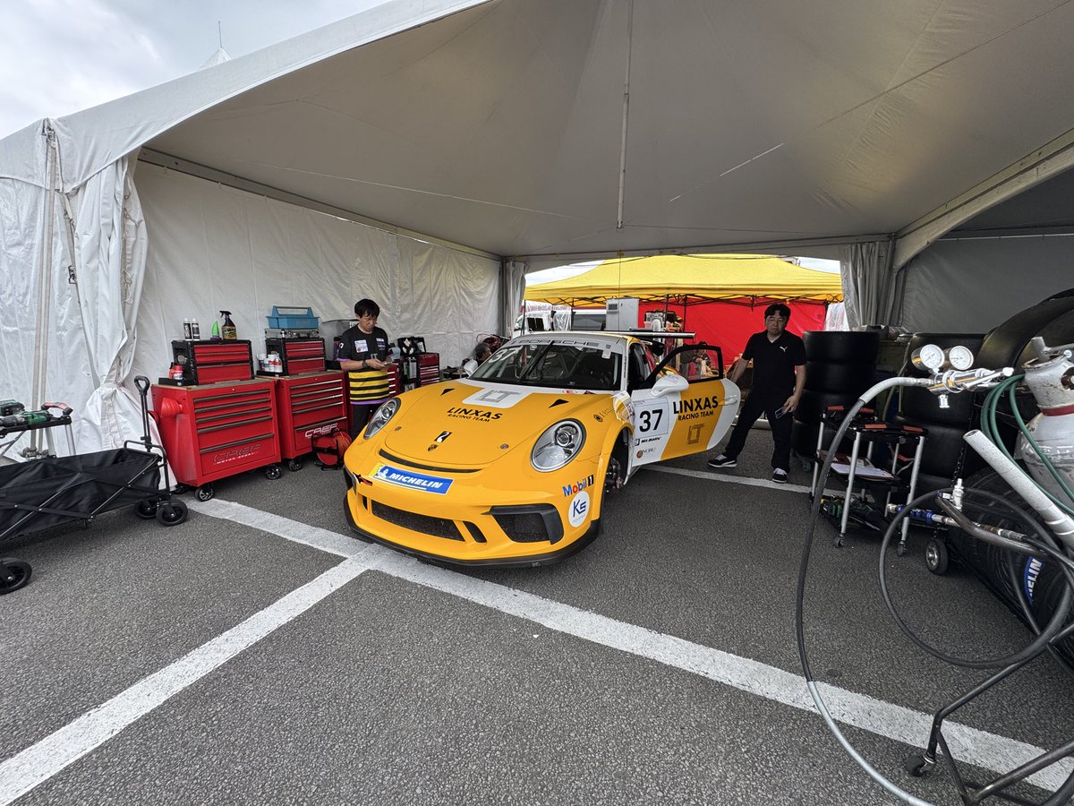 CREF_MotorSport's tweet photo. 今日からPSCJ第5、6戦で富士入り。

6月14日菅生の第1戦から2週間おきに3ラウンド目。

F1じゃないんだから‥

国内レースとしてはかなりクレイジーなスケジュール

チャンピオンシップも2位なので、地元の富士で逆転狙って行きます！

#race #レース #porsche #991.2 #cup #pscj #okayama #富士 #fuji #sprintchallenge #ポルシェ #カップカー #cref #クレフ #991 #関家真久 #rcb37 #linxas #ksholdings #夏 #暑い夏