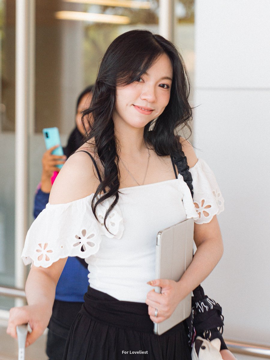 ForLoveliest's tweet photo. Safe flight, cantikku @Aralie_JKT48 https://t.co/MSFtGXIYj6
