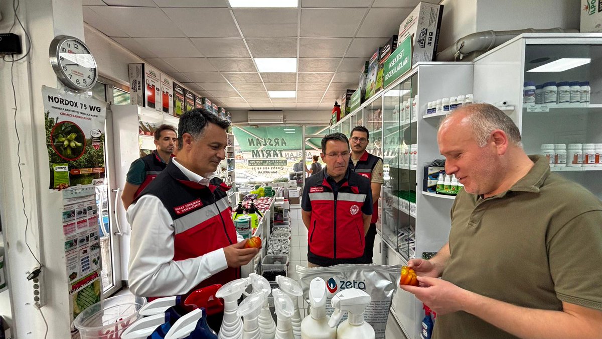 bartiniltarim's tweet photo. B Reçete Sistemini Sahada Yerinde Denetledik
Bartın İl Tarım ve Orman Müdürlüğü olarak, tarımda dijital dönüşümün önemli uygulamalarından biri olan Elektronik Reçete ve Takip Sistemi (B-Reçete) kapsamında ilimiz genelinde faaliyet gösteren Bitki Koruma Ürünleri bayilerine yönelik saha denetimlerimizi gerçekleştirdik.
İl Müdürümüz Murat Türkmen başkanlığında yürütülen denetim programına, İl Müdür Yardımcımız Cevdet Akyüz, Bitkisel Üretim ve Bitki Sağlığı Şube Müdürümüz Kemal Aykut ile teknik personelimiz katıldı. İlçelerimizde faaliyet gösteren bayileri ziyaret ederek B Reçete Sistemi uygulamalarını yerinde inceledik.
Denetimlerimizde; bitki koruma ürünlerinin mevzuata uygun satışı, elektronik reçete kayıt süreçleri, ürün takip zinciri ve üreticilerimize sunulan teknik danışmanlık hizmetlerini titizlikle değerlendirdik. Aynı zamanda bayilerimizin uygulama sürecinde karşılaştıkları sorunları, taleplerini ve çözüm önerilerini dinleyerek karşılıklı istişarelerde bulunduk.
"İzlenebilir ve güvenilir üretim için dijital sistemleri önemsiyoruz"
İl Müdürümüz Murat Türkmen, Elektronik Reçete ve Takip Sistemi'nin etkin ve doğru uygulanmasının büyük önem taşıdığını belirterek, sistem sayesinde bitki koruma ürünlerinin kayıt altına alındığını, izlenebilirliğin sağlandığını ve üreticilerimizin güvenilir hizmete erişiminin güvence altına alındığını ifade etti.
"Bilinçli bitki koruma ürünü kullanımı gıda güvenliğinin temel unsurlarındandır."
İl Müdürümüz Murat Türkmen, bitki koruma ürünlerinin bilinçli kullanımı ve mevzuata uygun satışının hem sürdürülebilir tarımsal üretim hem de gıda güvenliği açısından hayati önem taşıdığını vurgulayarak, B Reçete Sistemi sayesinde her bir ürünün nereden alındığının, kime satıldığının ve hangi dozda kullanıldığının anlık olarak takip edilebildiğini belirtti.
"Sahada olmaya ve sektör paydaşlarımızla birlikte çalışmaya devam edeceğiz"
Üreticilerimizin ve sektör temsilcilerimizin ihtiyaçlarını yerinde tespit etmeyi önemsediğimizi ifade eden İl Müdürümüz Murat Türkmen, çözüm odaklı bir anlayışla saha ziyaretlerimizi sürdüreceğimizi ve tarımsal üretimde kaliteyi, güvenilirliği ve izlenebilirliği artırmak amacıyla tüm paydaşlarımızla iş birliği içerisinde çalışmaya devam edeceğimizi söyledi.
Bartın İl Tarım ve Orman Müdürlüğü olarak; güvenilir gıda, sürdürülebilir tarımsal üretim ve etkin denetim anlayışı doğrultusunda sahadaki çalışmalarımızı kararlılıkla sürdürüyoruz.
@ibrahimyumakli 
@TCTarim 
@GidaveKontrolGM