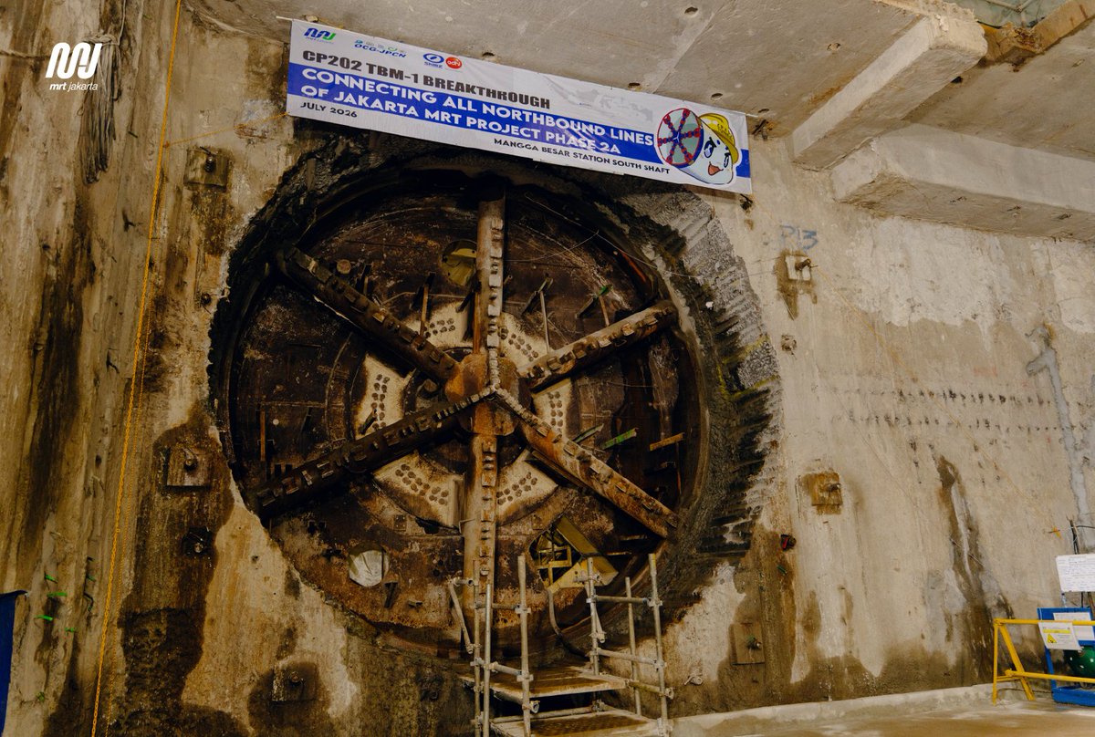 mrtjakarta's tweet photo. Terowongan Arah Utara Selesai Dibangun, Stasiun Bundaran HI—Kota Telah Terhubung!

Penyelesaian ini ditandai dengan momen breakthrough, yakni saat mesin bor terowongan 1 berhasil mencapai titik akhir penggalian dan menembus sisi selatan Stasiun Mangga Besar. Dengan pencapaian tersebut, terowongan arah utara sepanjang sekitar 5,8 kilometer kini telah menghubungkan fase 1 dan fase 2A lin utara selatan MRT Jakarta.

#MRTJakarta
#UbahJakarta