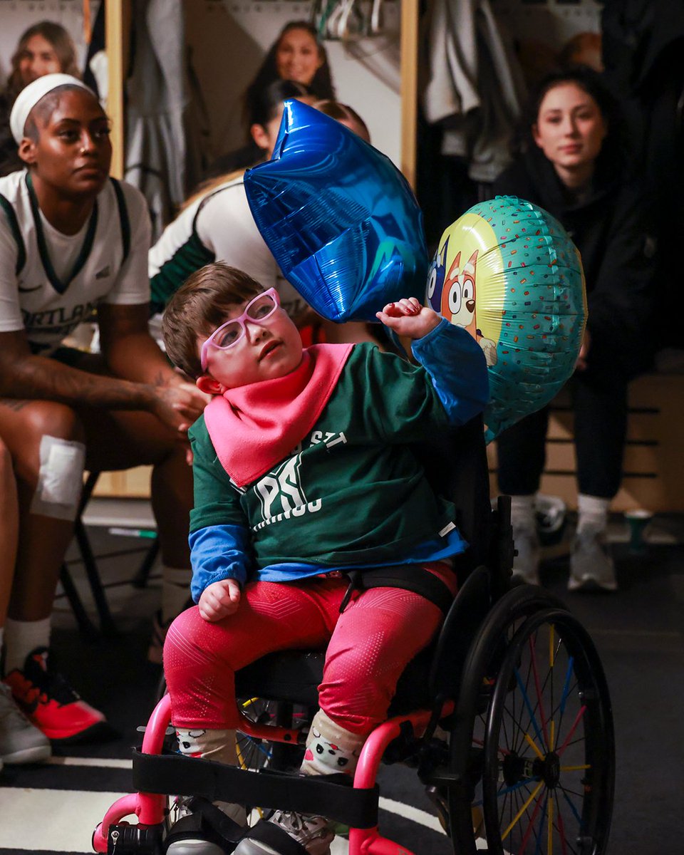 psuviksWBB's tweet photo. 𝙋𝙝𝙤𝙩𝙤𝙨 𝙤𝙛 𝙩𝙝𝙚 𝙔𝙚𝙖𝙧: Celebrating a dub with someone special 👐

#GoViks | #DefendTheShip https://t.co/Plk0TfPZKN